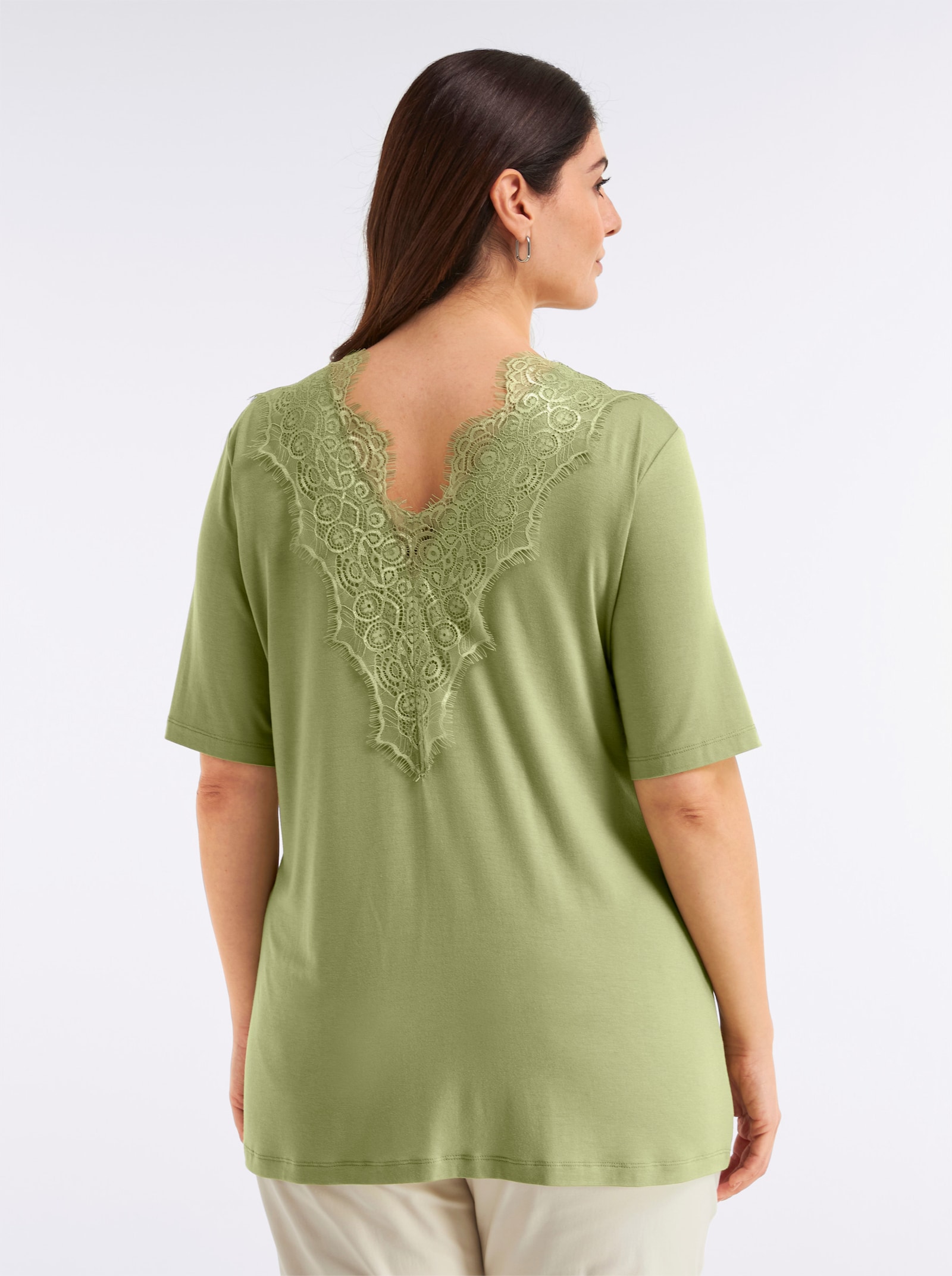 sheego Spitzenshirt mit beidseitigem, tiefem V - schilf