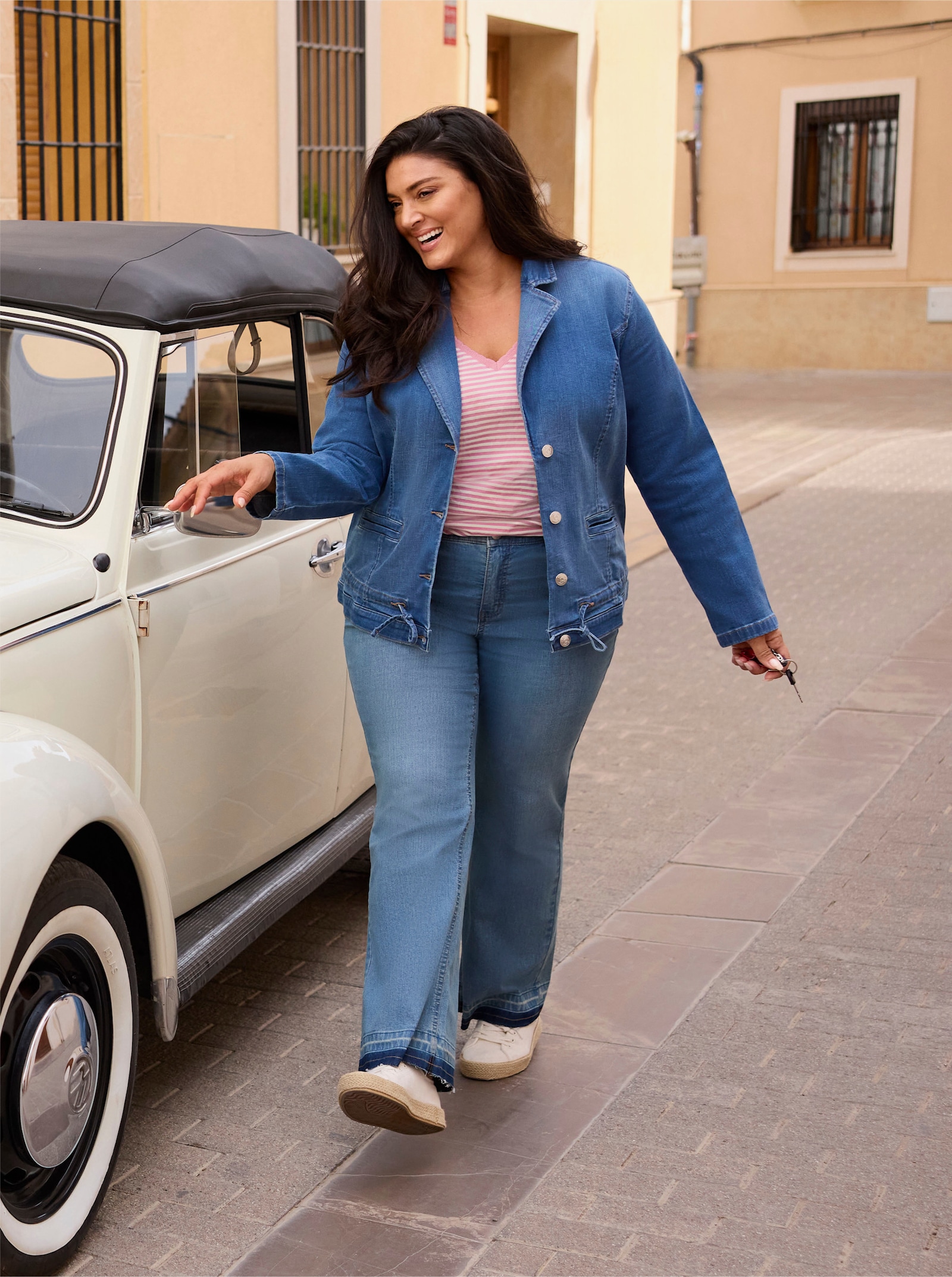sheego Jeansblazer mit Kordelzug am Saum - blue-bleached