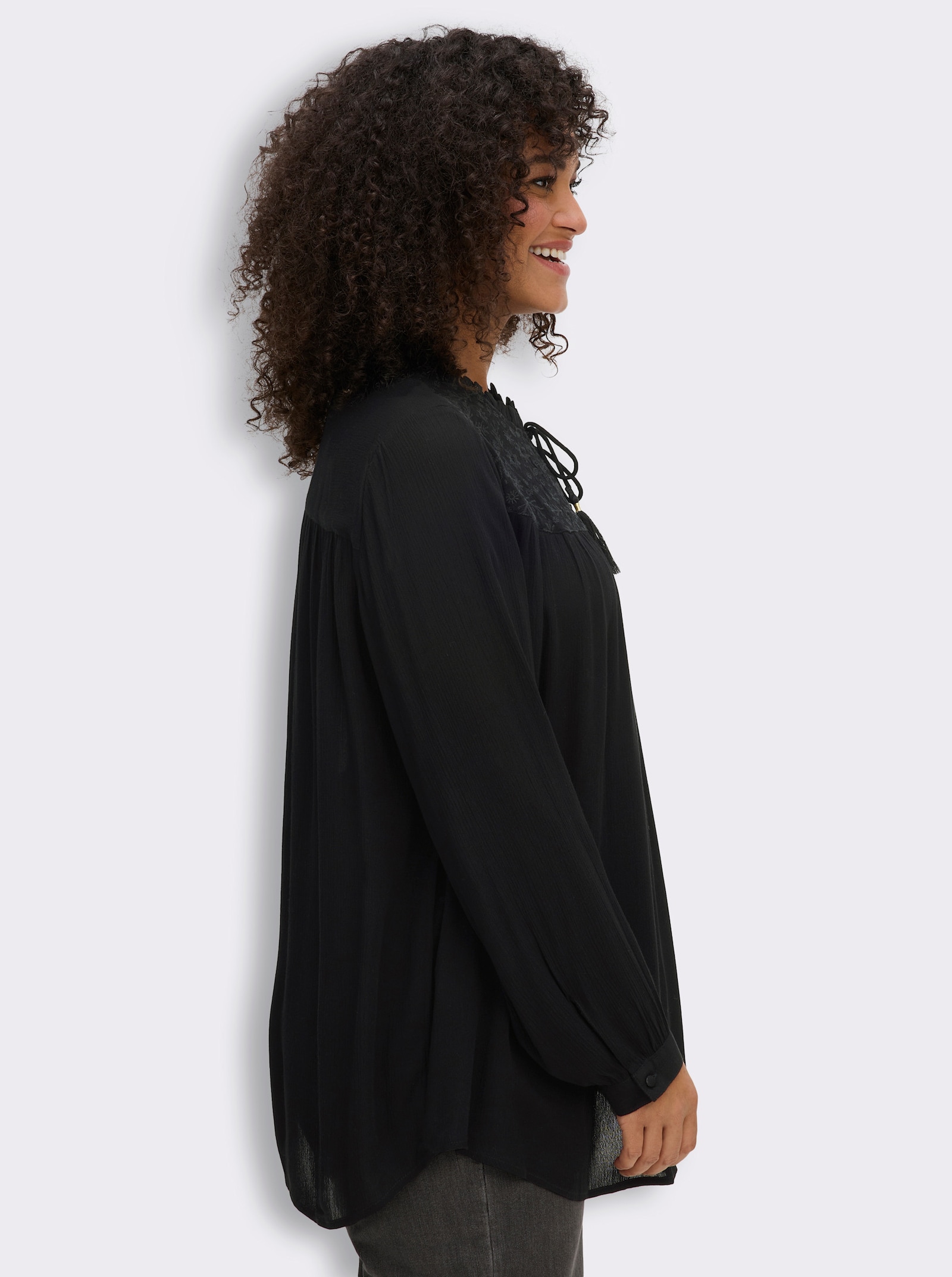 sheego Crinklebluse mit bestickter Passe - schwarz