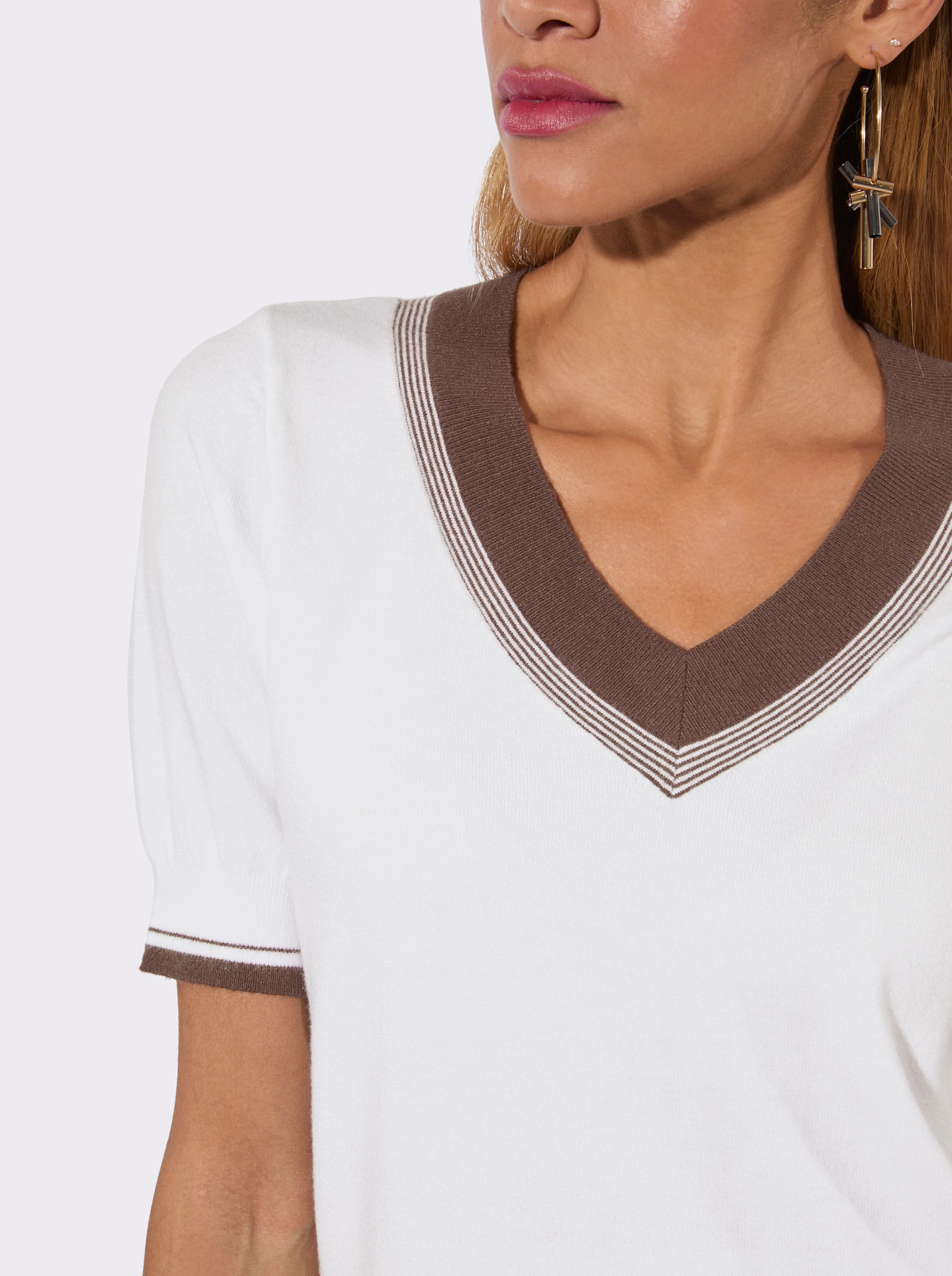 V-Ausschnitt-Pullover in Feinstrick-Qualität - ecru-schoko