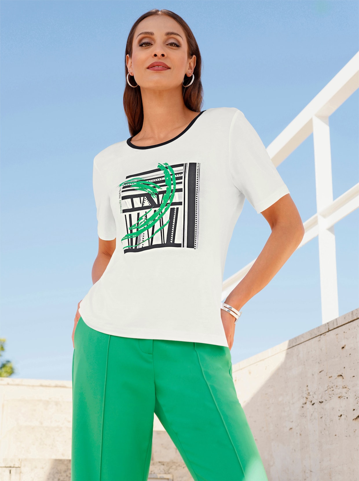 Kurzarmshirt mit platziertem Druck - weiß-schwarz-bedruckt