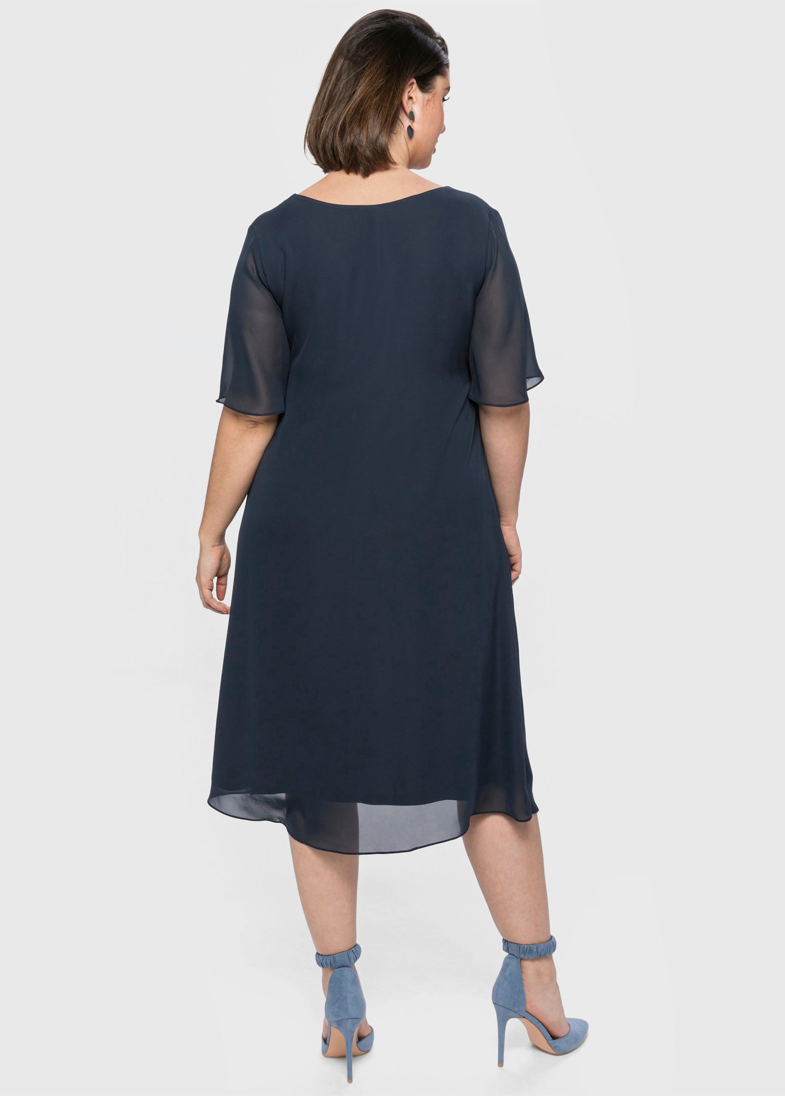 sheego Robe en mousseline avec pierres fantaisie à l'encolure - bleu nuit