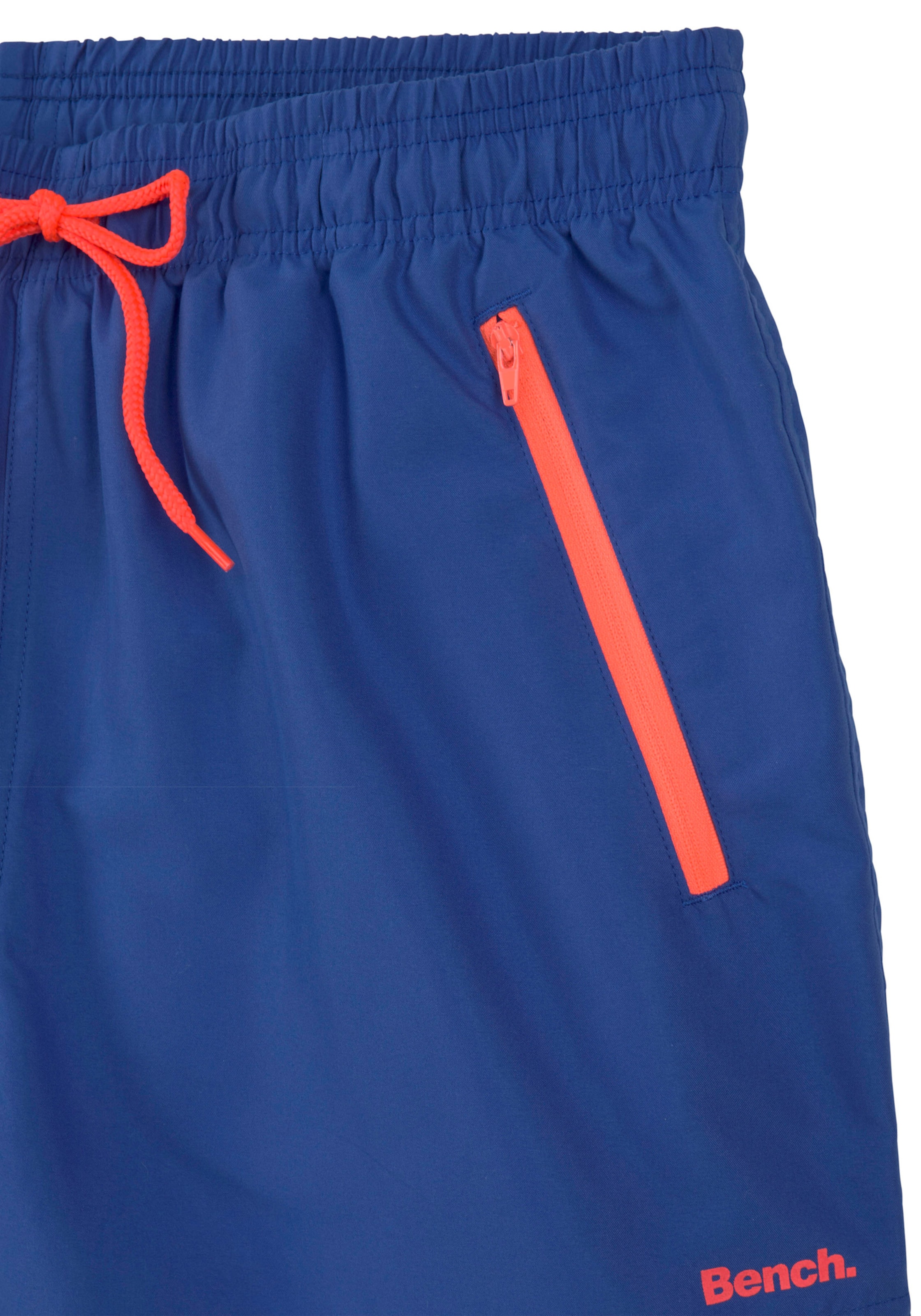 Bad und günstig Kaufen-Badeshorts in blau-orange von Bench.. Badeshorts in blau-orange von Bench. <![CDATA[Lässige Badeshorts von Bench. Einfarbiges Design mit Kontrastdetails. Innenslip mit kleiner Innentasche. Seitentaschen und Gesäßtasche. Elastischer Bund mit Tunnelzug. 