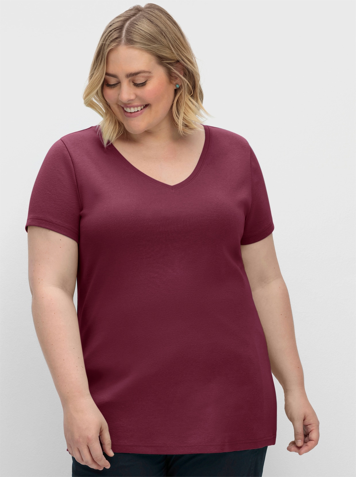 sheego T-Shirt mit V-Ausschnitt, Rippqualität - bordeaux