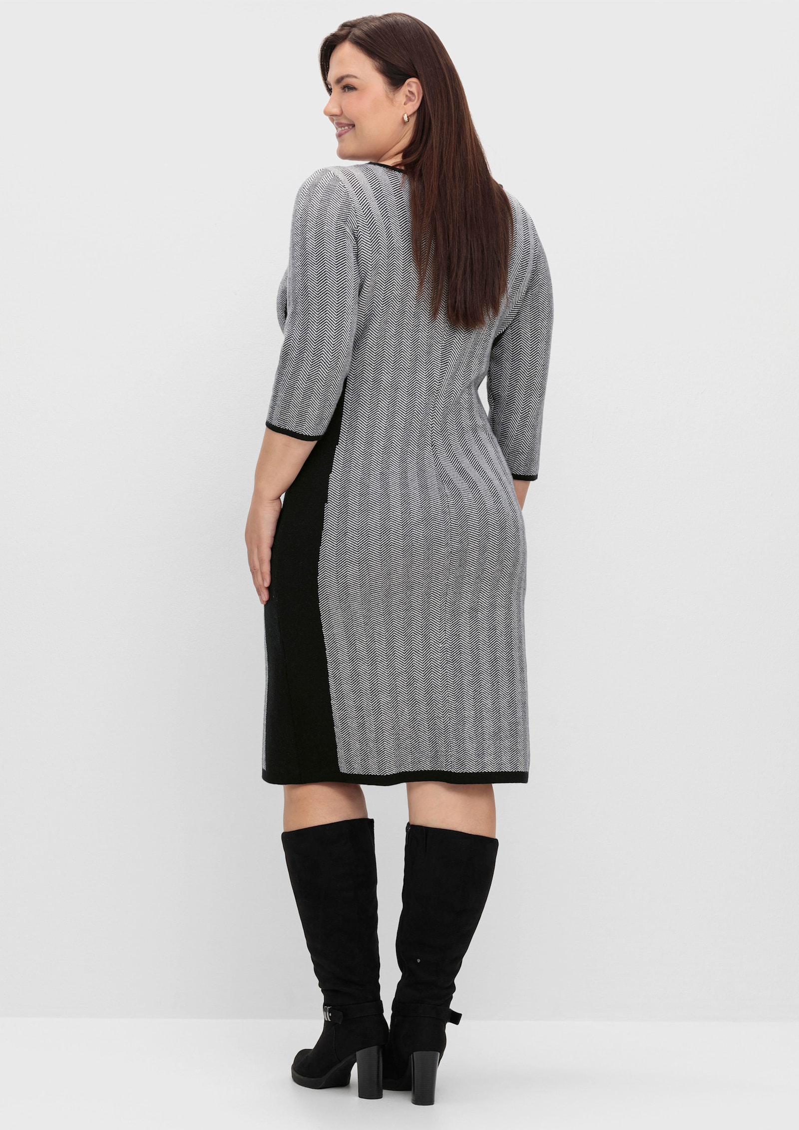 sheego Strickkleid mit Fischgrät-Muster - schwarz-weiß