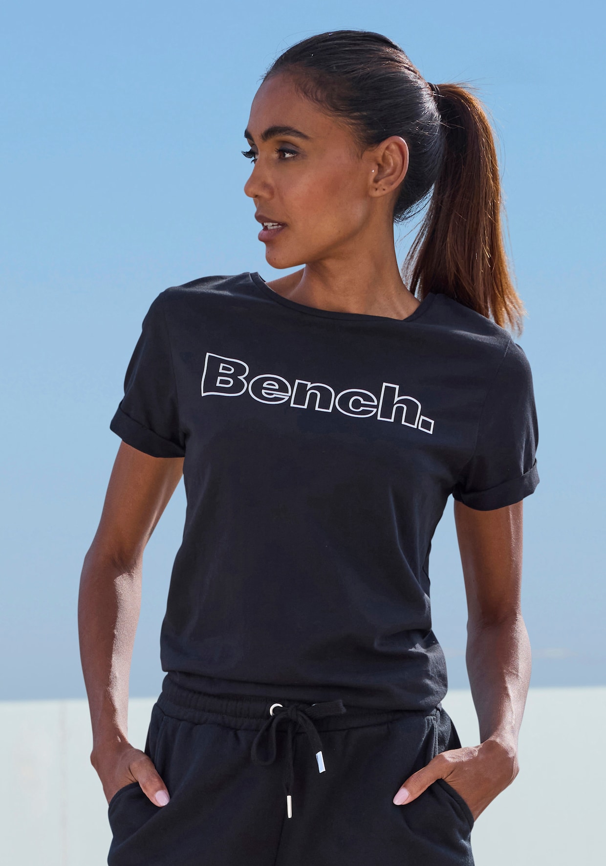Bench. Loungewear T-Shirt - 1x hell blau, 1x schwarz