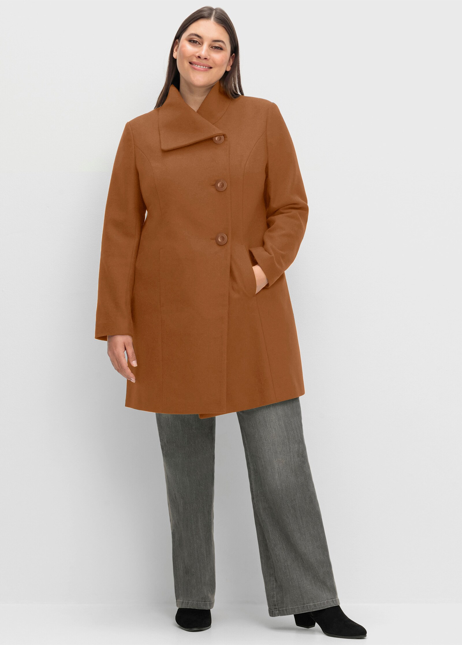 sheego Kurzmantel mit asymmetrischem Kragen - cognac