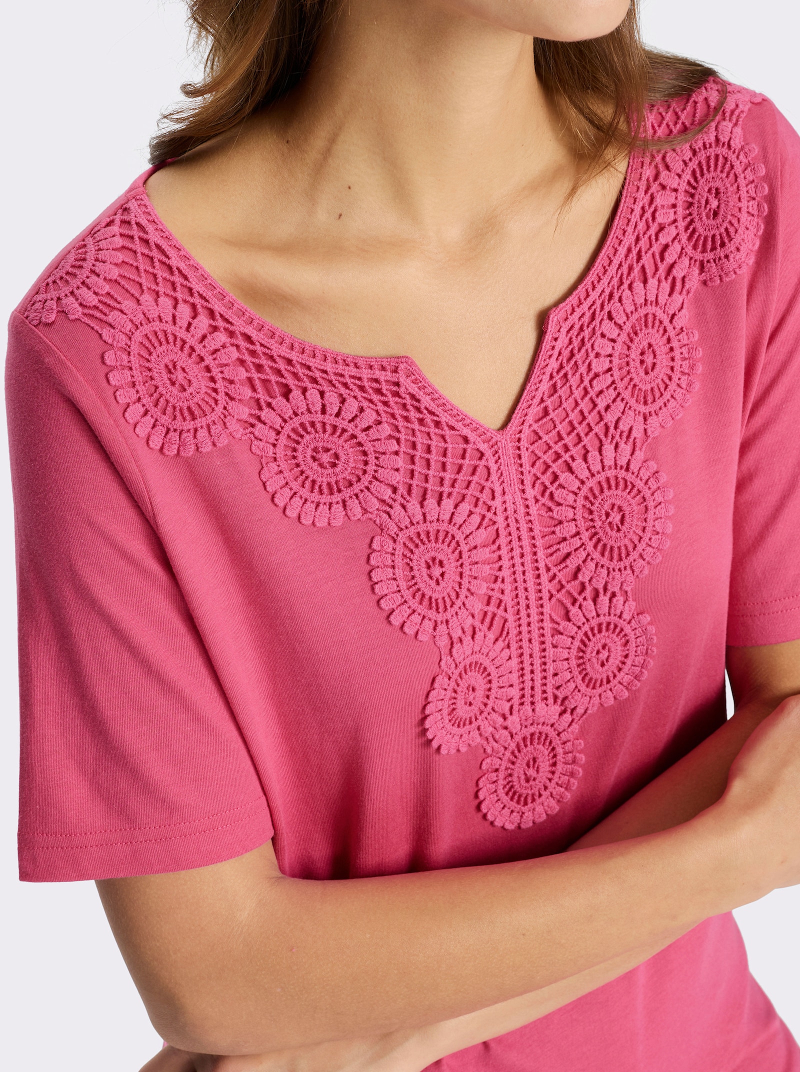 Kurzarmshirt mit Spitzen-Verzierung - fuchsia