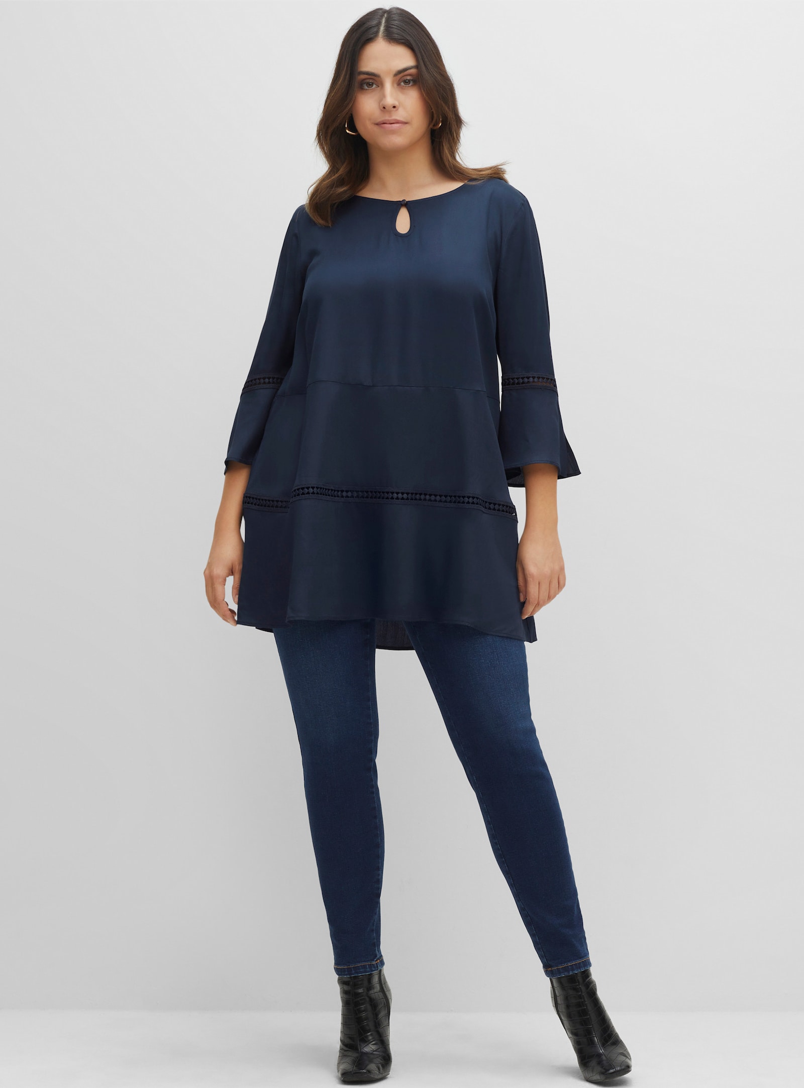 sheego Tunika mit Lochmusterdetails, in A-Linie - nachtblau