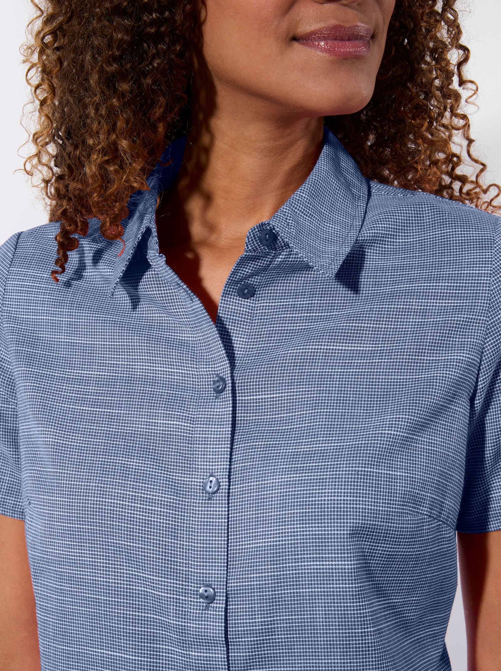 Kurzarm-Bluse mit abgerundetem Saum - jeansblau-weiss-gemustert