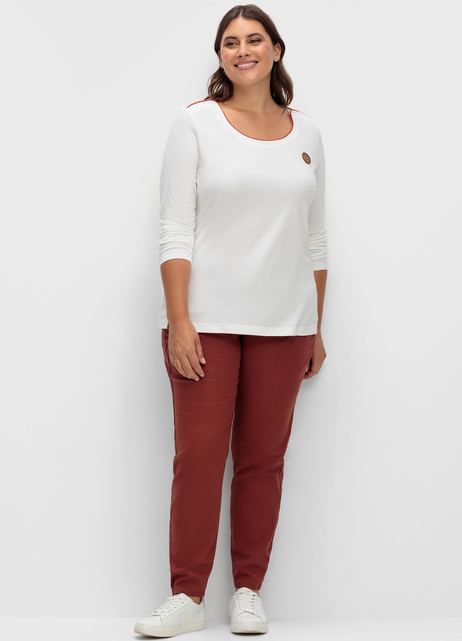 Langarmshirt mit Lederimitat-Emblem - weiß