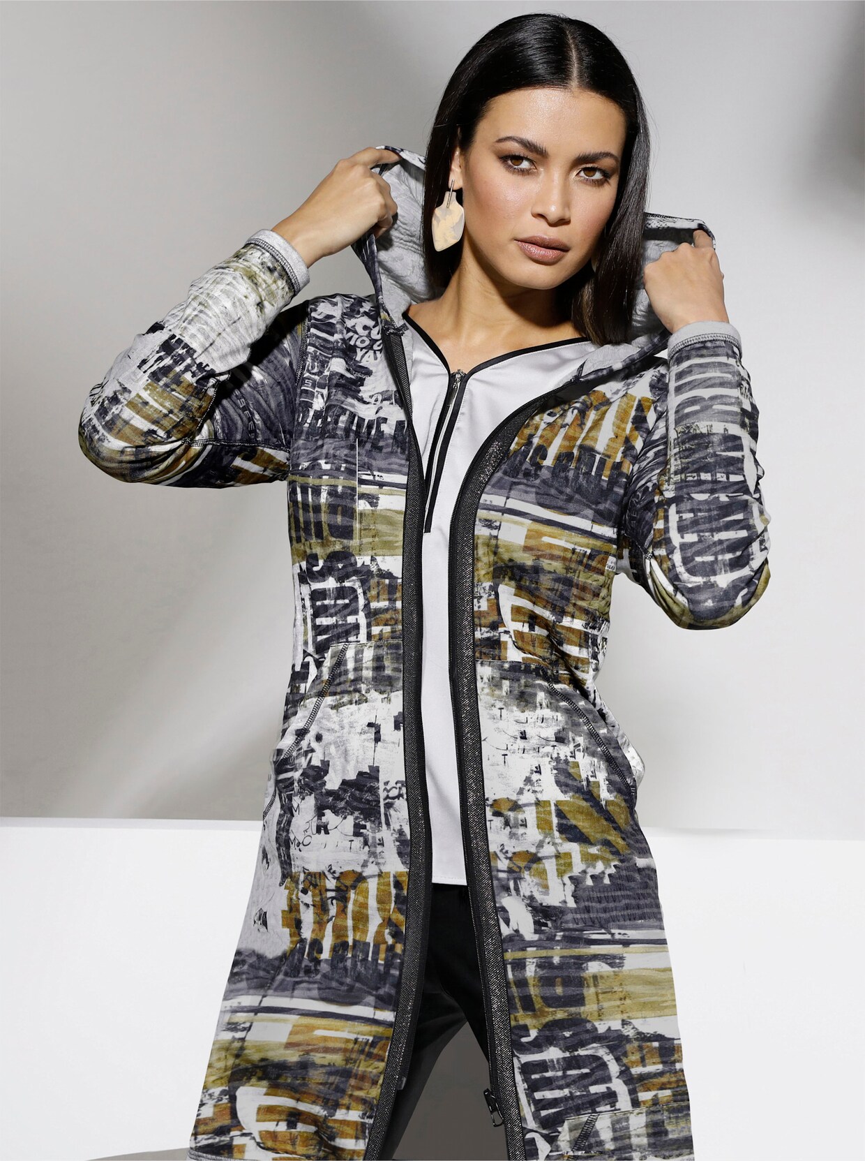 Strickjacke - hellgrau-ocker-bedruckt