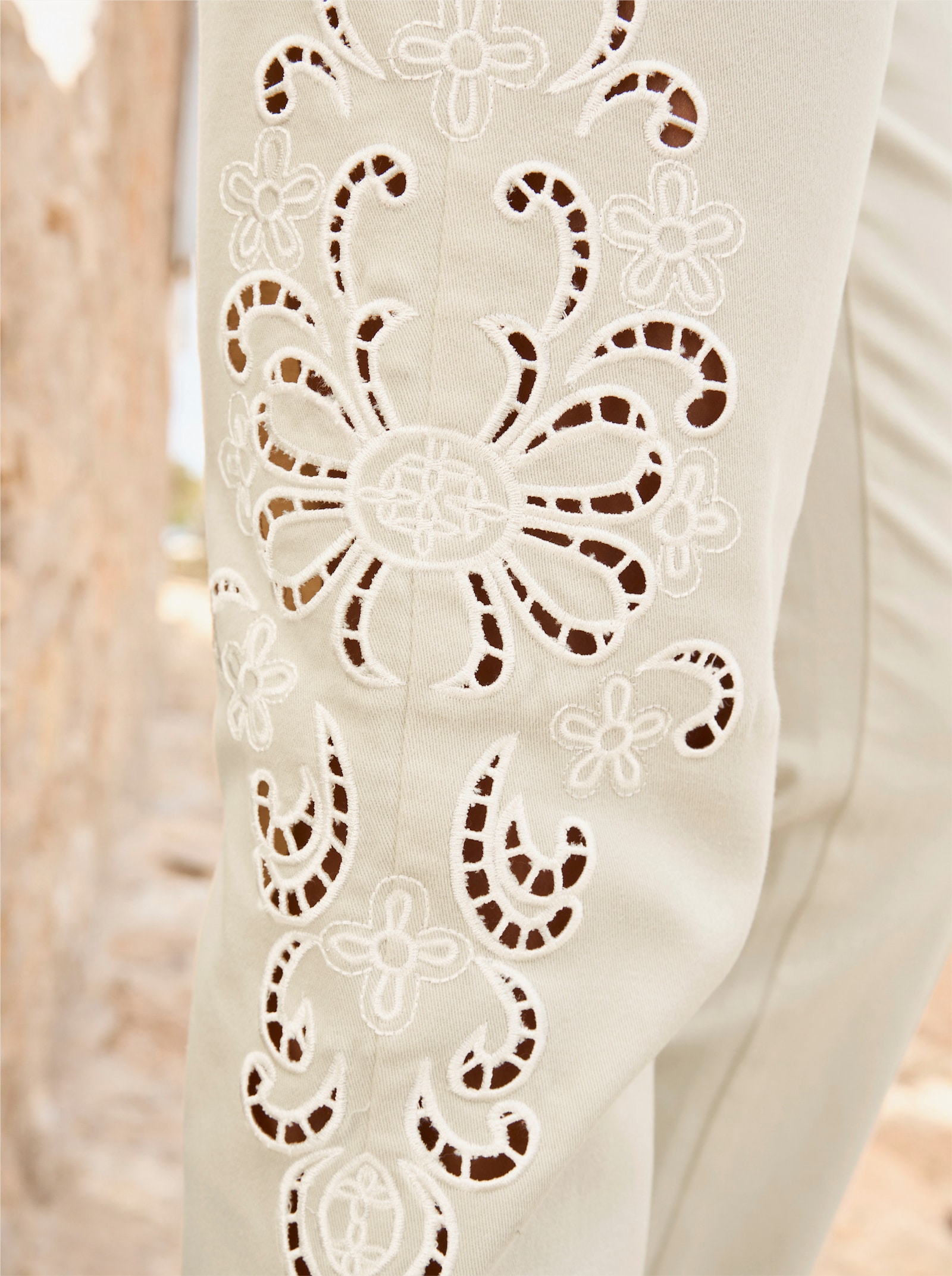 heine Hose mit Spitzeneinsatz, seitlich - sand