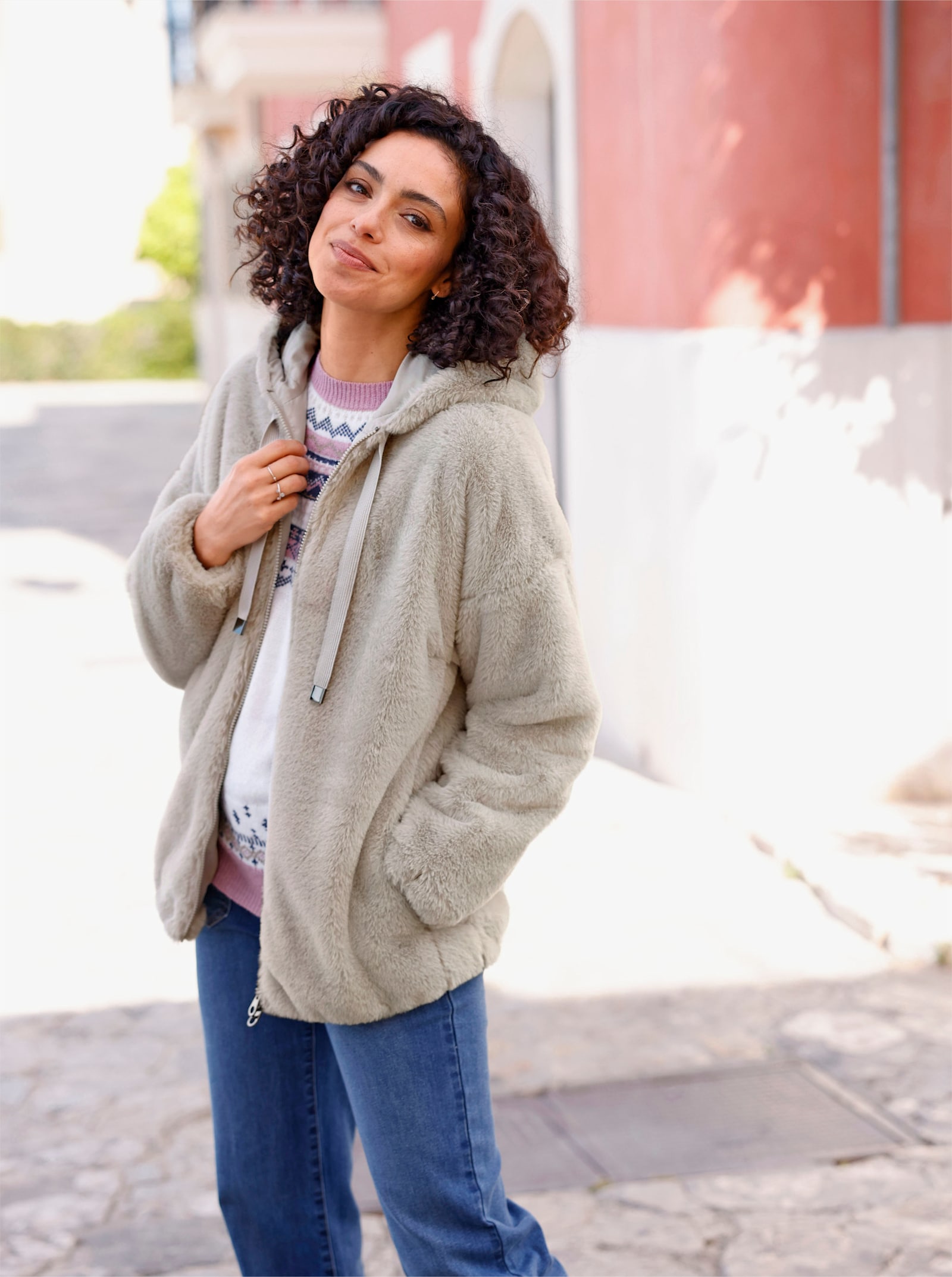 Fellimitatjacke mit Gummizug an Ärmeln und Saum - hellgrau