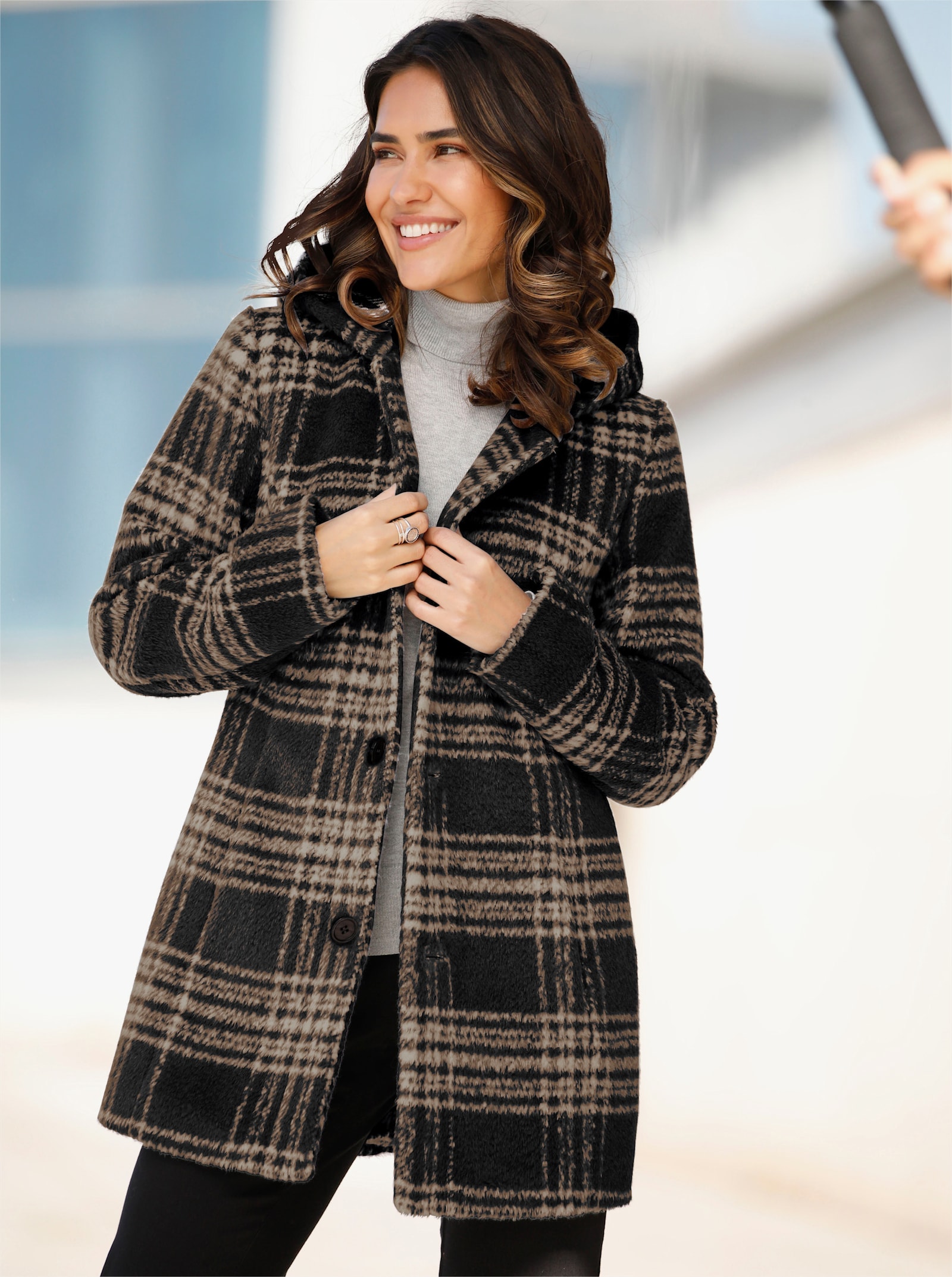 Outdoorjacke in schmeichelnder Longform - schwarz-camel-kariert