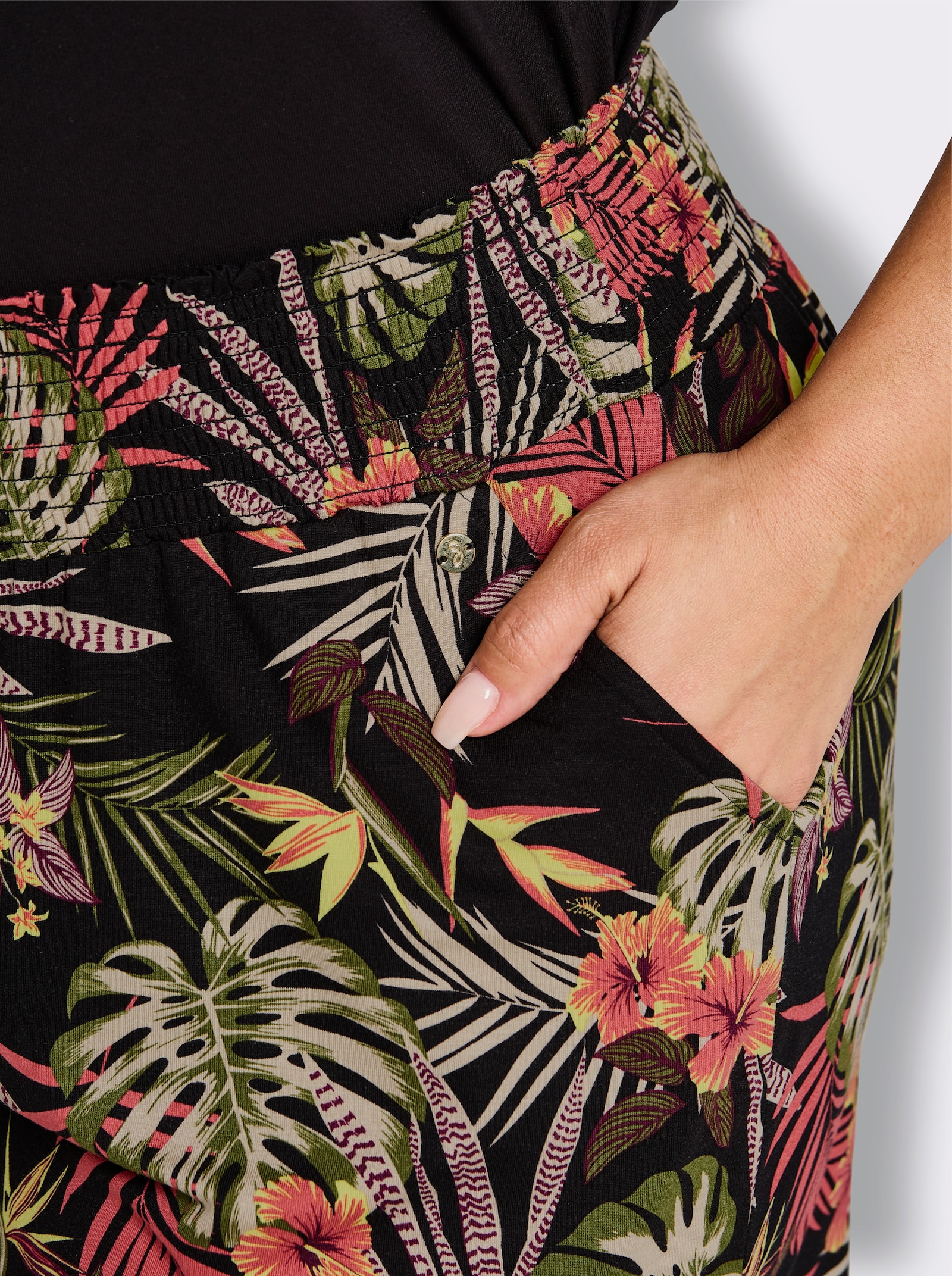 sheego Jerseyhose in kurzer, weiter Form - schwarz-burgund-bedruckt