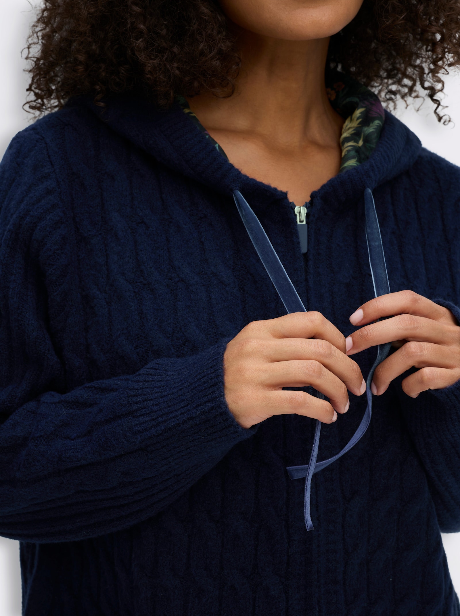 sheego by Joe Browns Strickjacke mit floralem Kapuzenfutter - marine-jeansblau-meliert