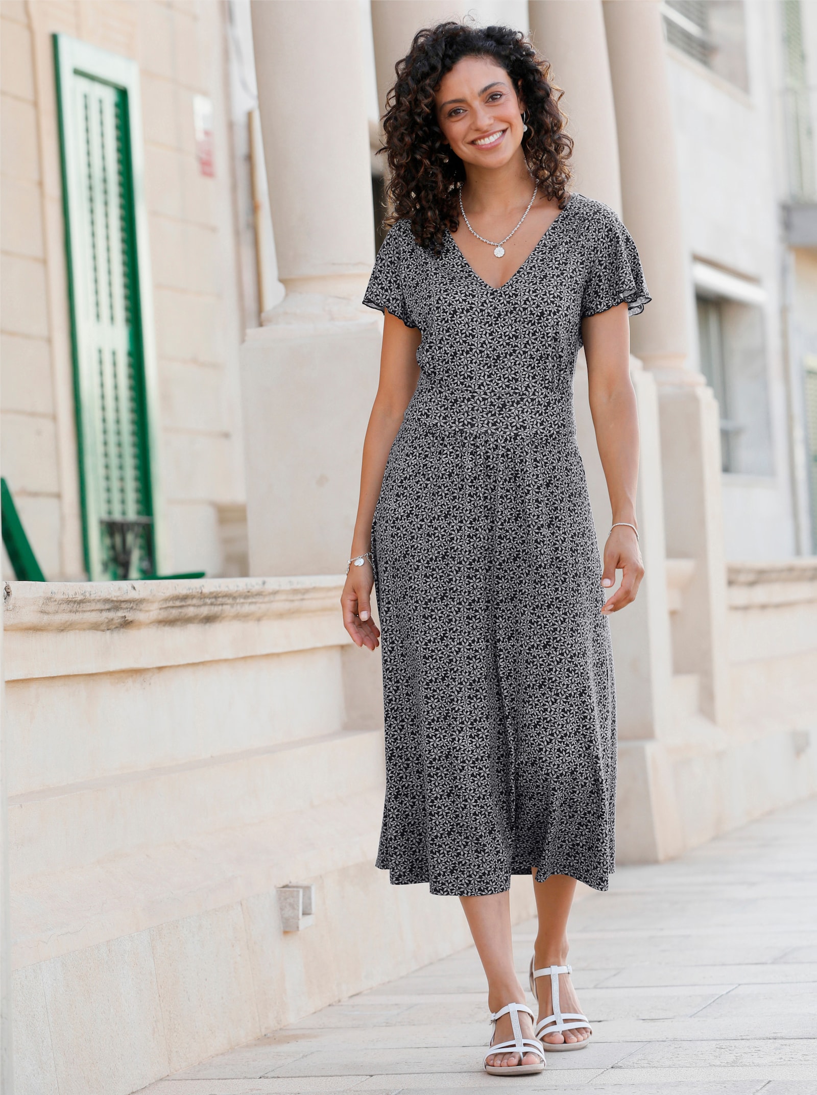 Jerseykleid mit Flügelärmeln und Smokpartie hinten - schwarz-weiß-bedruckt