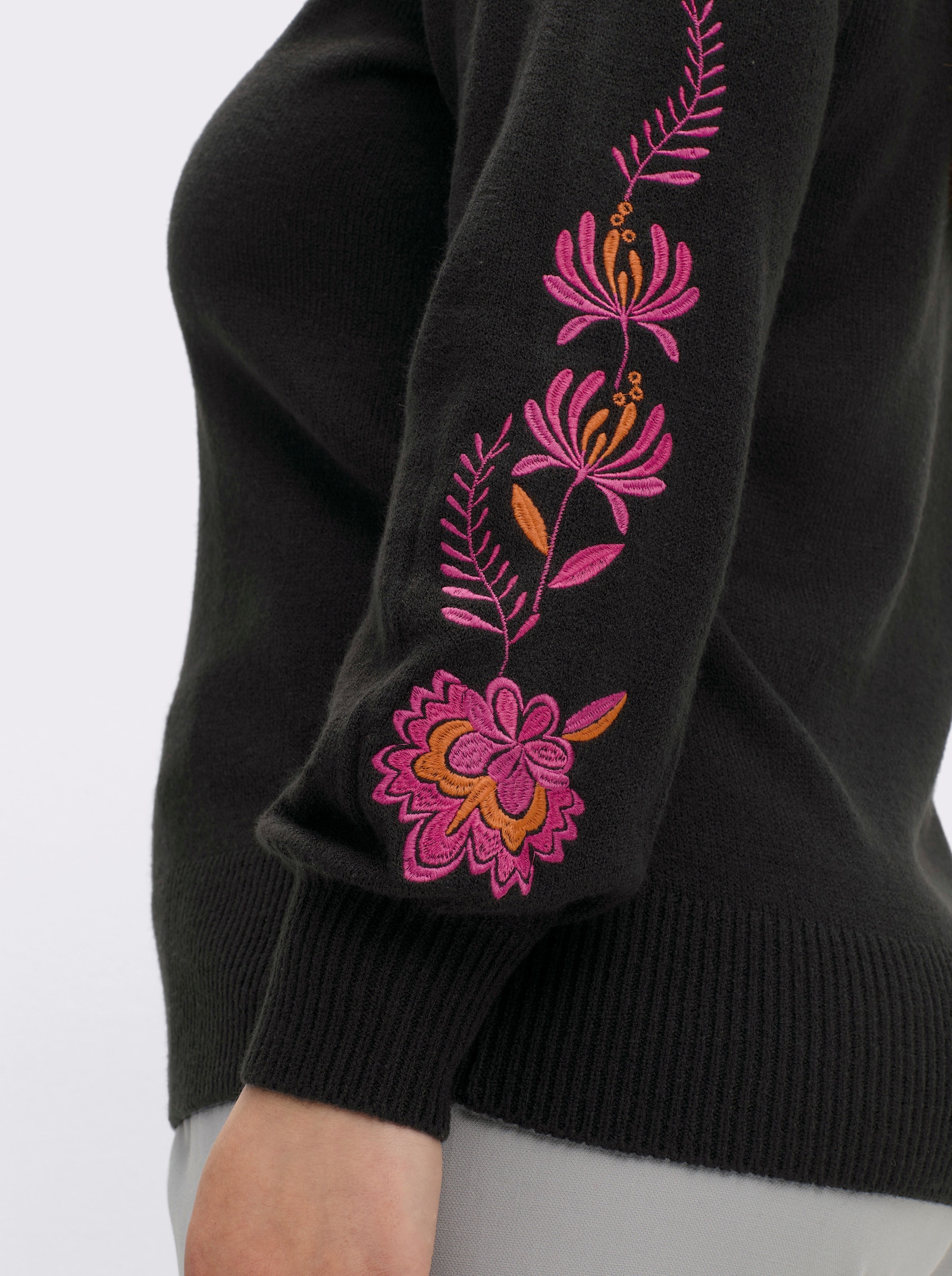 sheego by Joe Browns Pullover mit floralen Stickereien an Ärmeln und Kragen - schwarz-gemustert