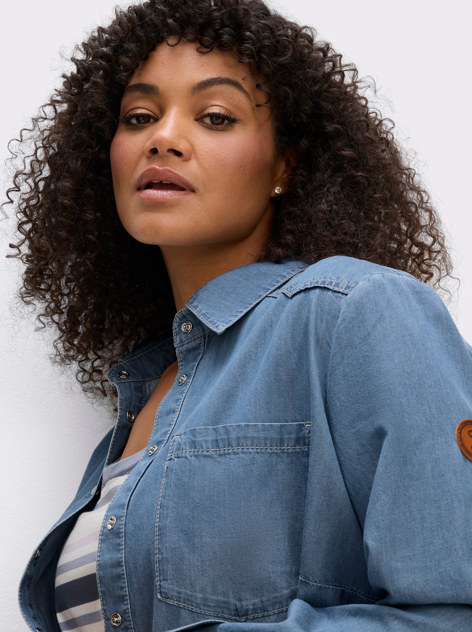 sheego Jeansbluse in leichter Waschung - blue-bleached