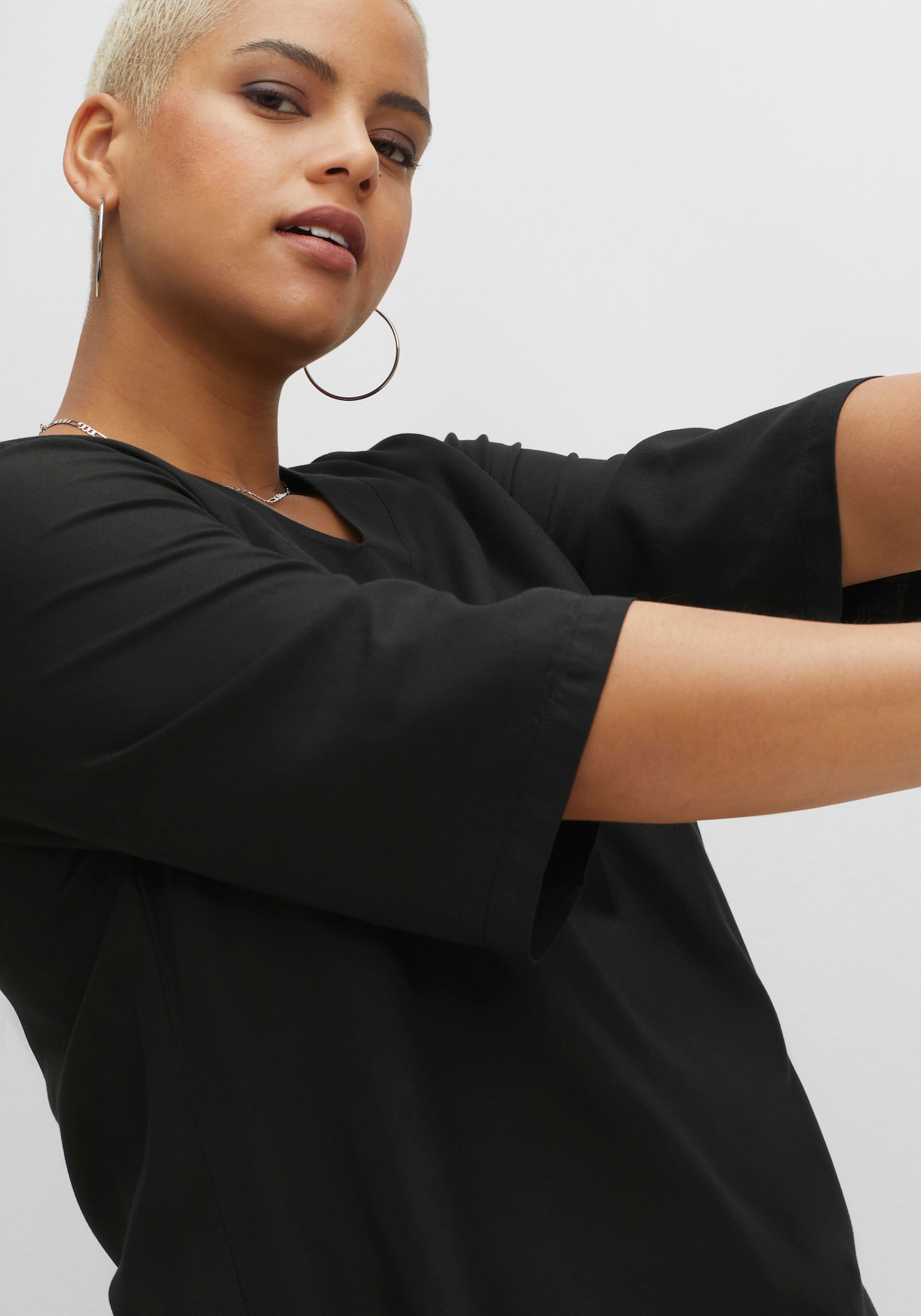 sheego Tunika mit V-Ausschnitt - schwarz