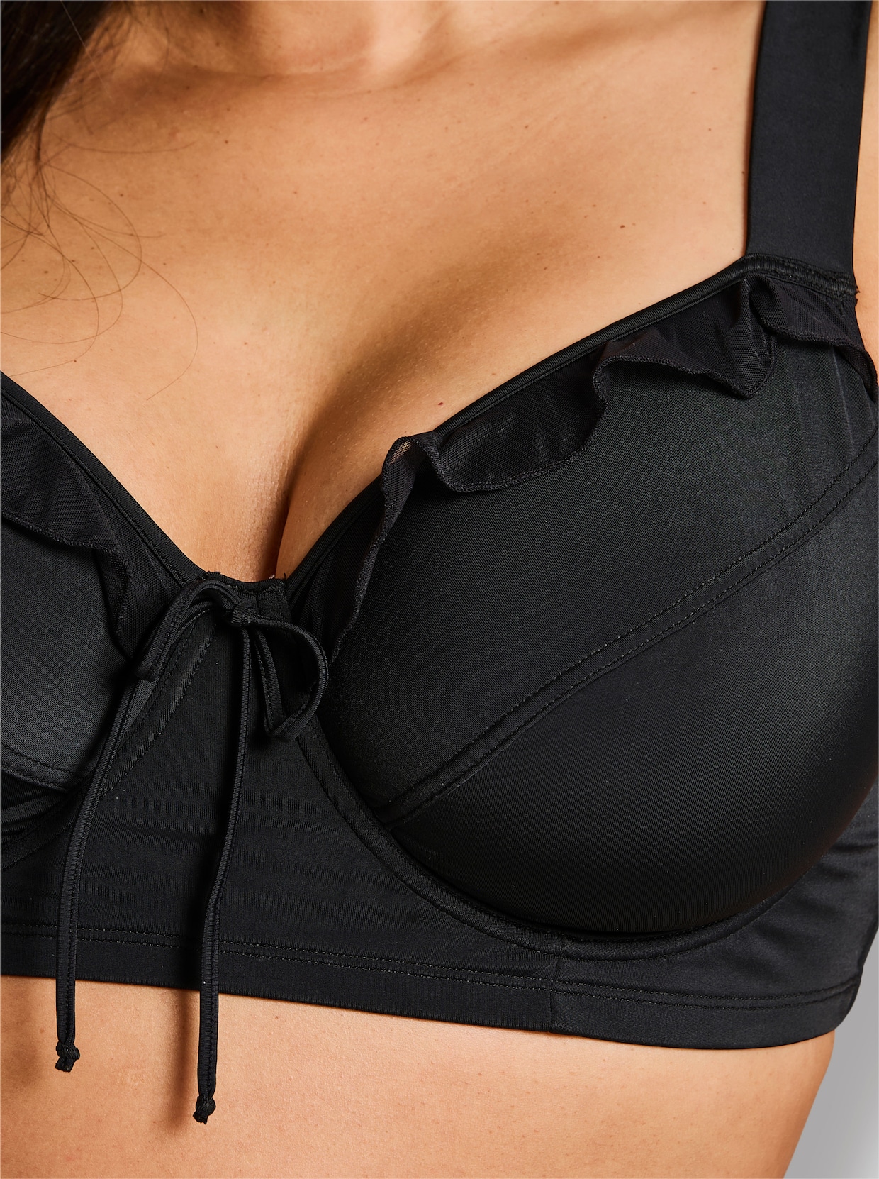 sheego Bikini-Oberteil mit Mesh-Volants und Zierschleife - schwarz