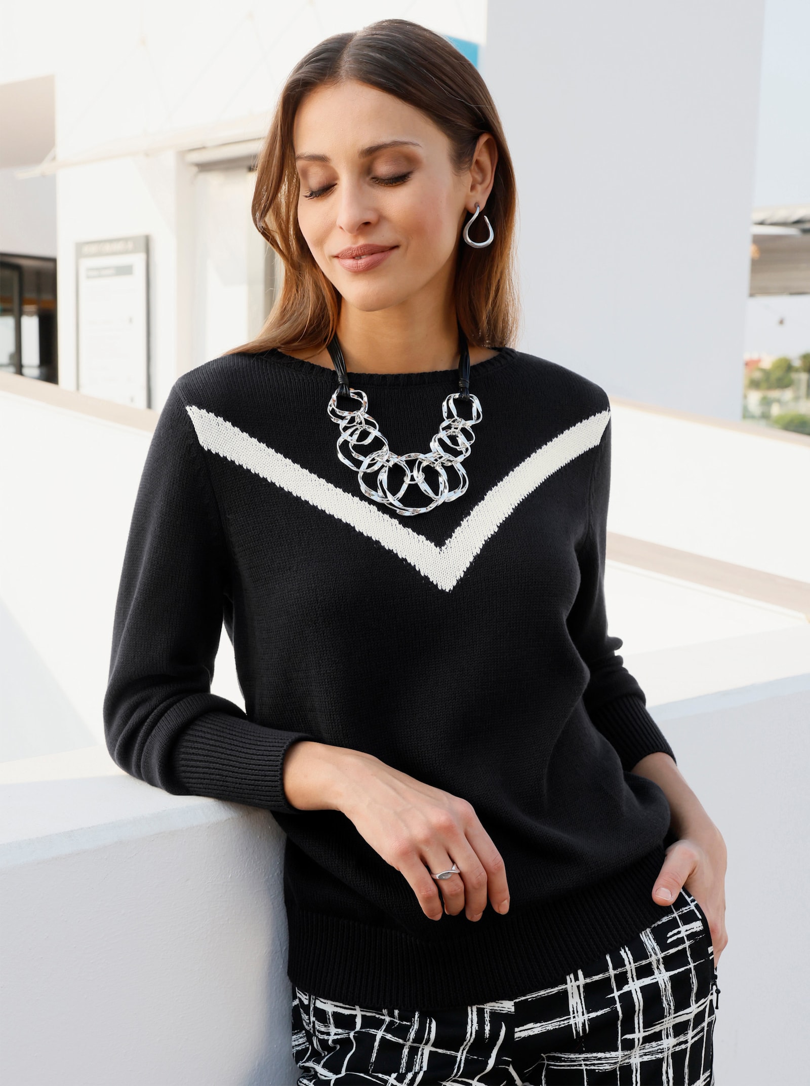 Strickpullover mit U-Boot-Ausschnitt - schwarz