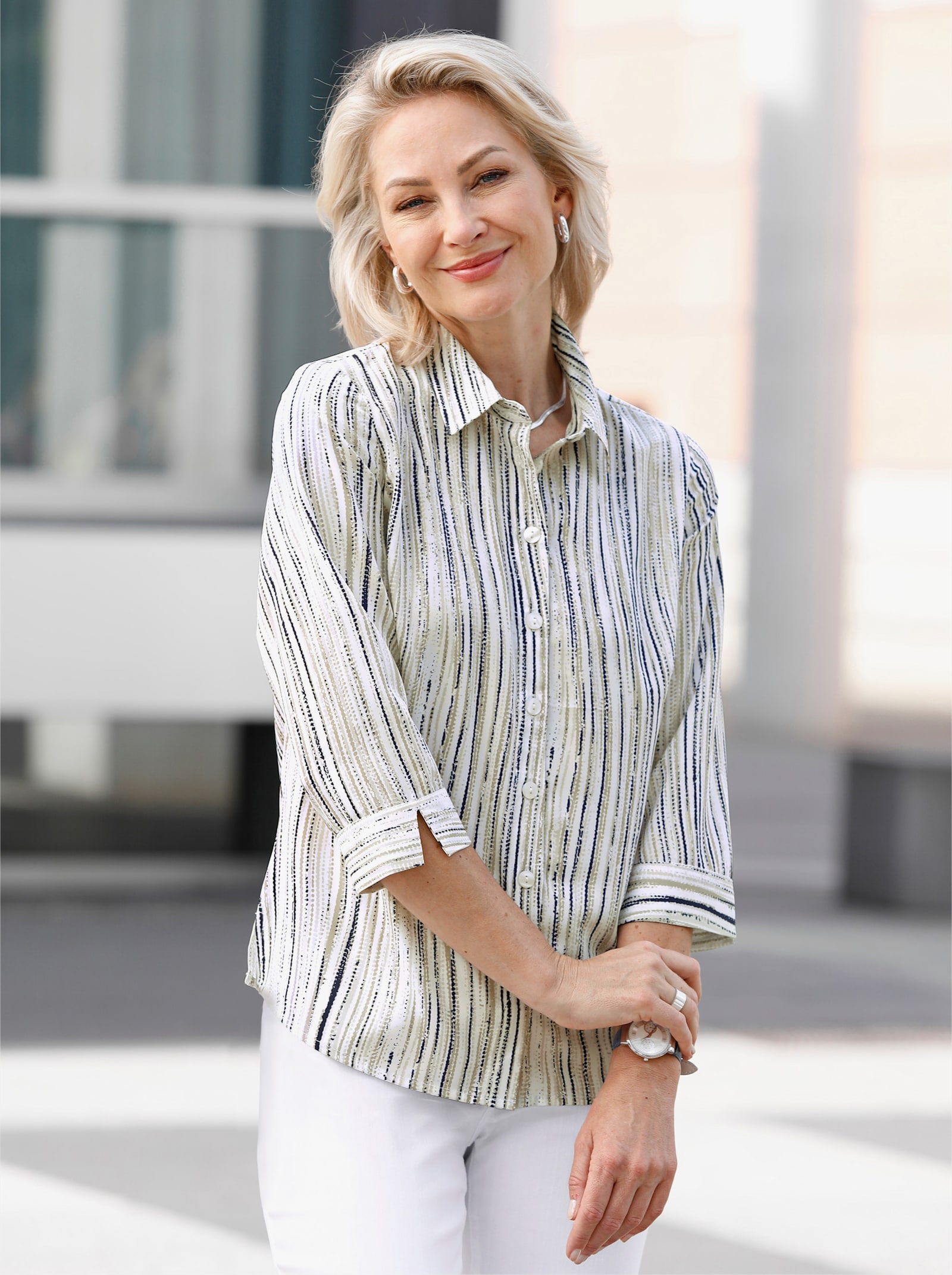 Gestreepte blouse met afgeronde zoom - zand/ecru bedrukt