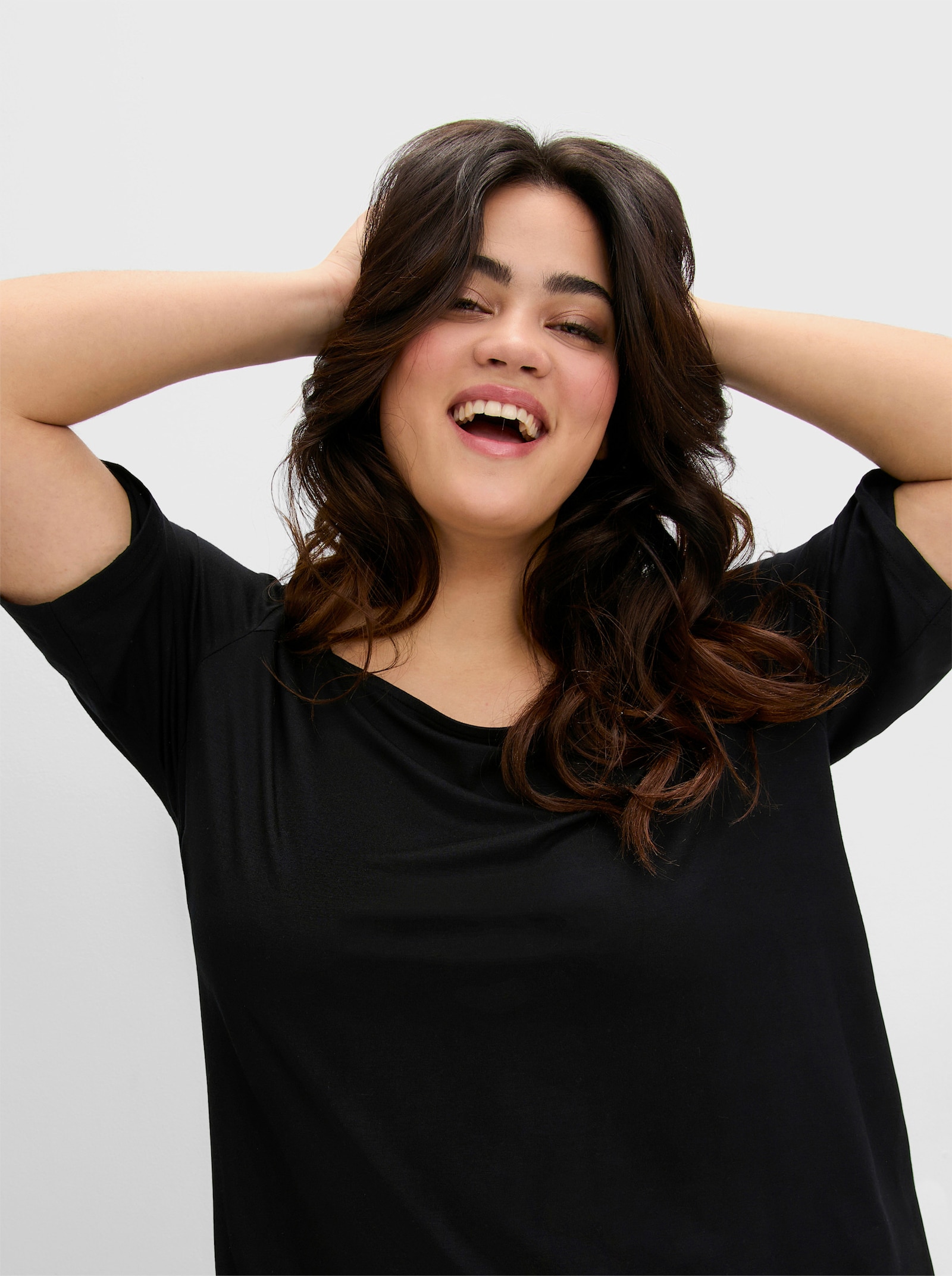 sheego Shirt mit Karree-Ausschnitt, leicht tailliert - schwarz