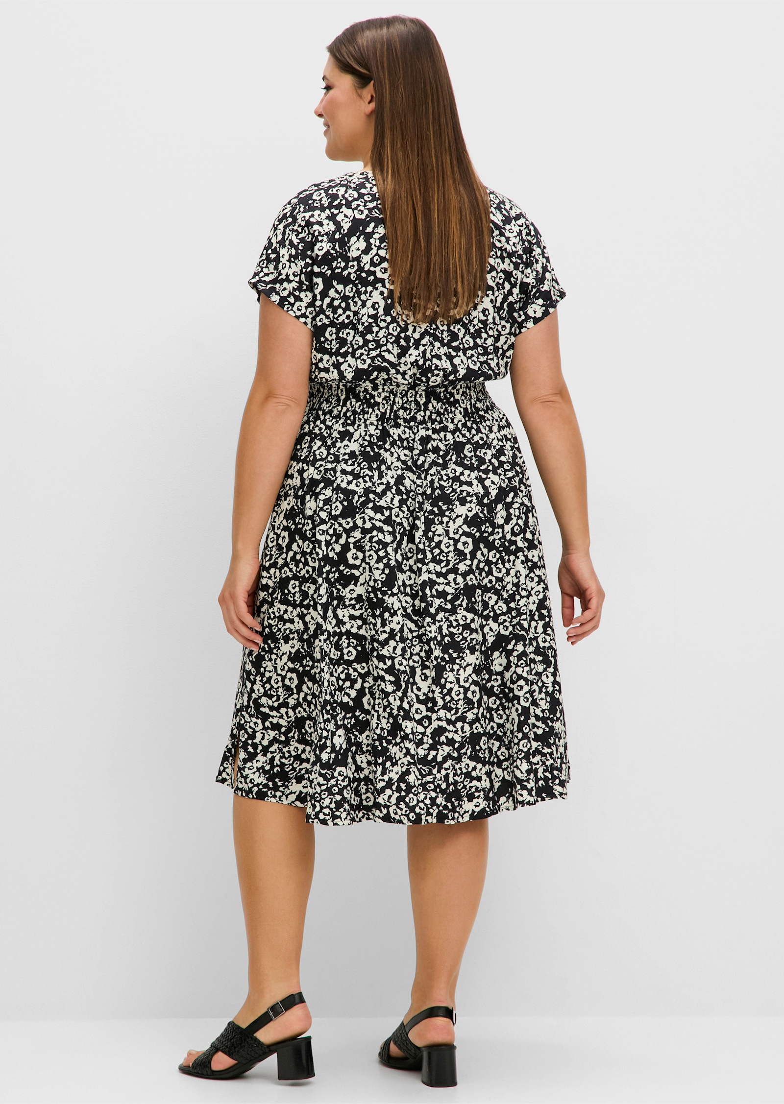 sheego Sommerkleid mit Smokbund und weitem Rock - schwarz bedruckt