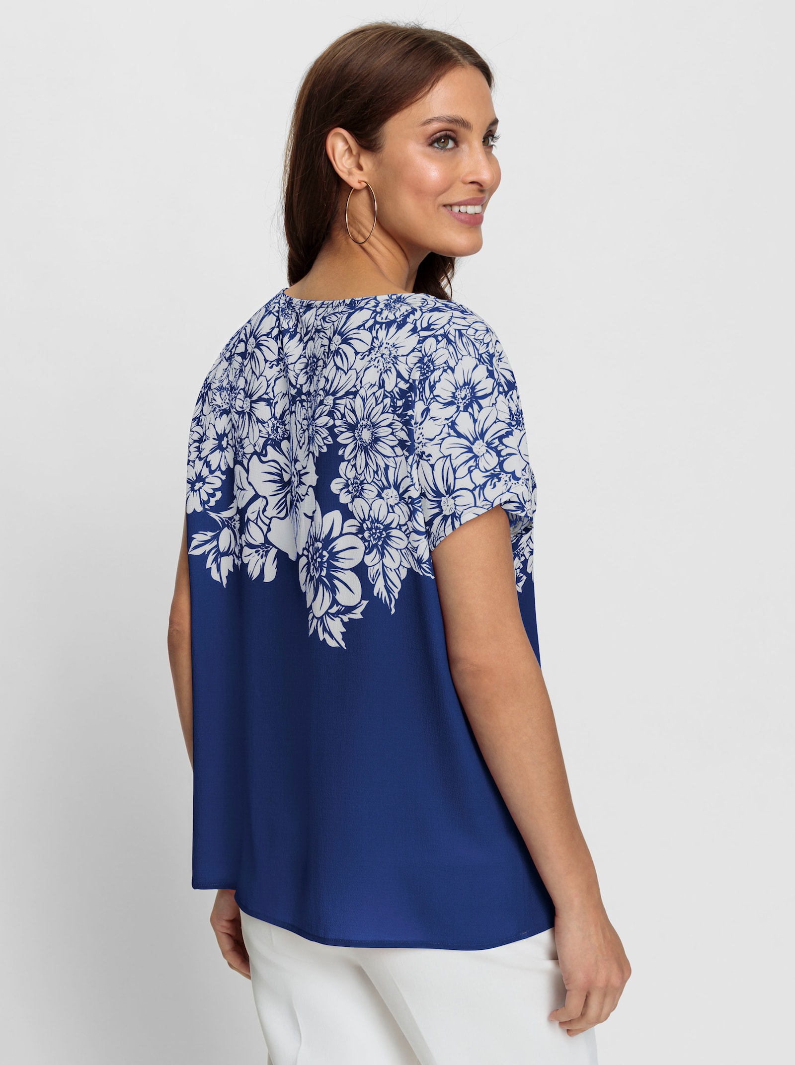 Comfortabele blouse met bloemenprint - koningsblauw/wit bedrukt