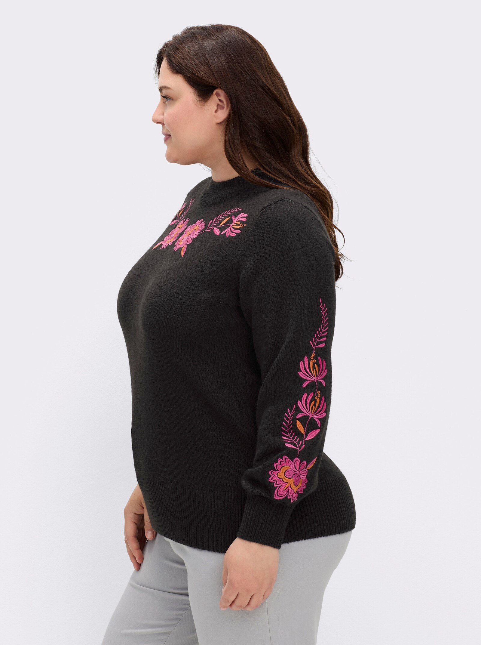 sheego by Joe Browns Pullover mit floralen Stickereien an Ärmeln und Kragen - schwarz-gemustert