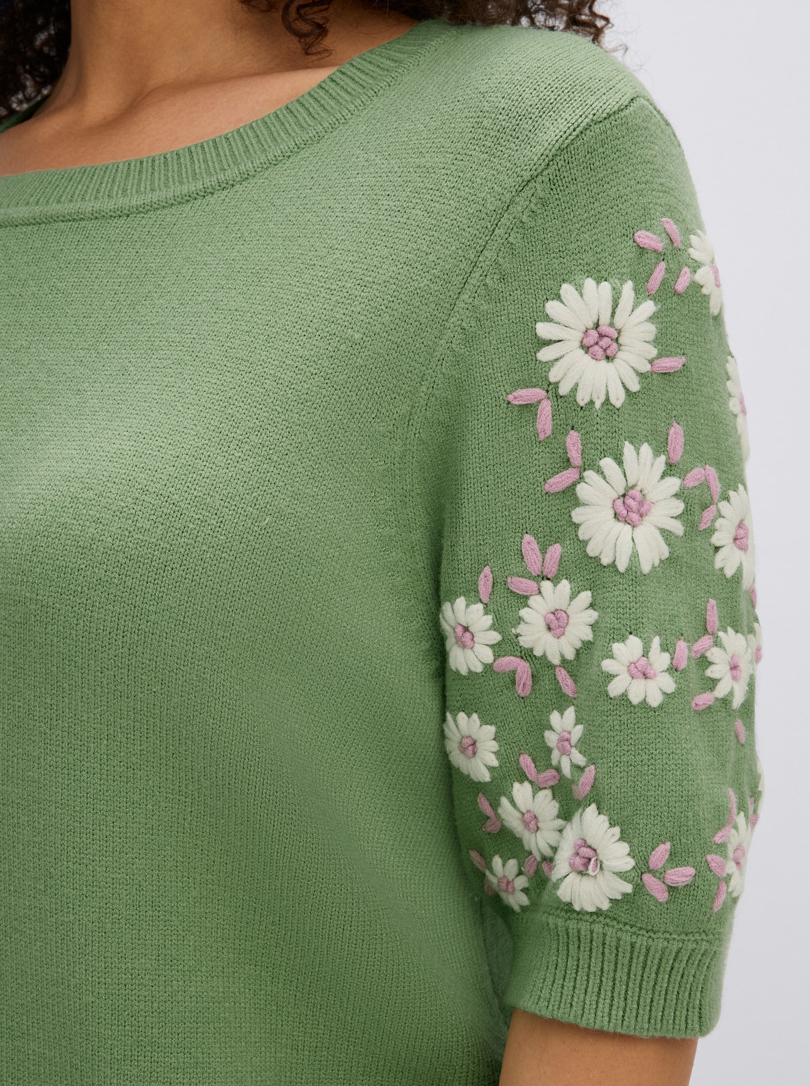 sheego Kurzarmpullover mit Blumenstickereien - eucalyptus-ecru