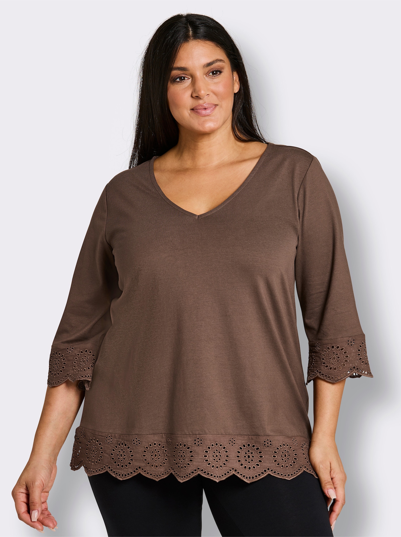 sheego V-Shirt mit Lochstickerei-Volants - schoko-champagner