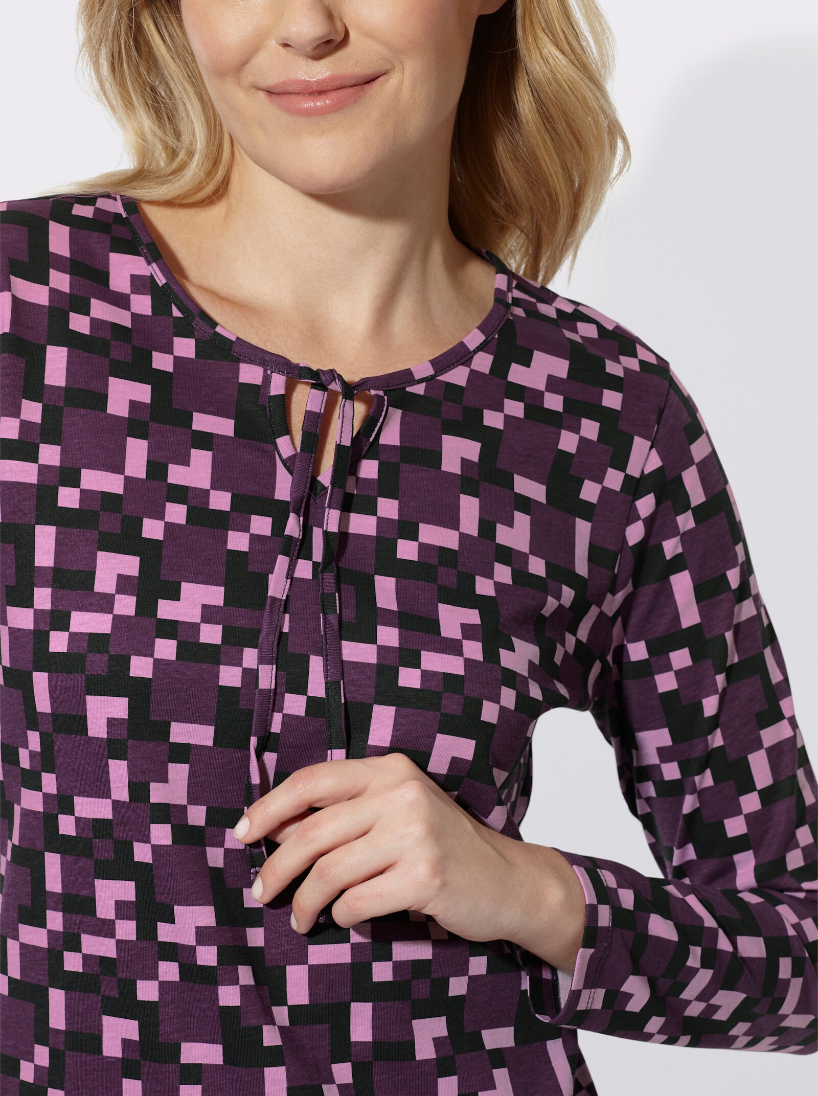 Langarmshirt mit Bindeband am Ausschnitt - traube-schwarz-bedruckt
