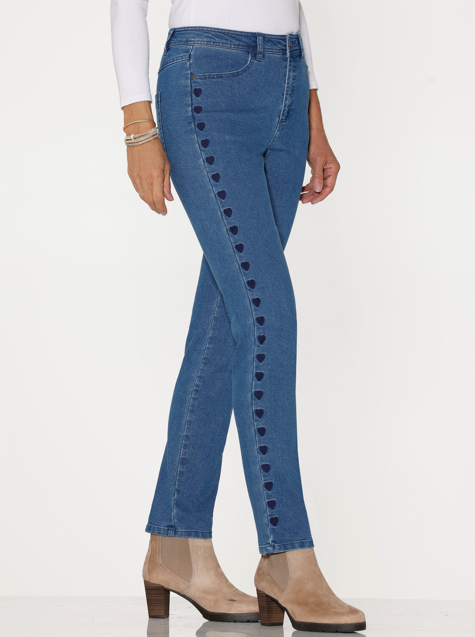 Jeans mit Herzchen-Stickerei - blue-bleached