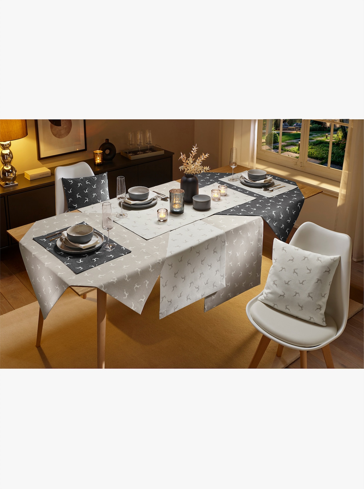 Tischdecke mit eingewebten Hirsch-Motiven - beige