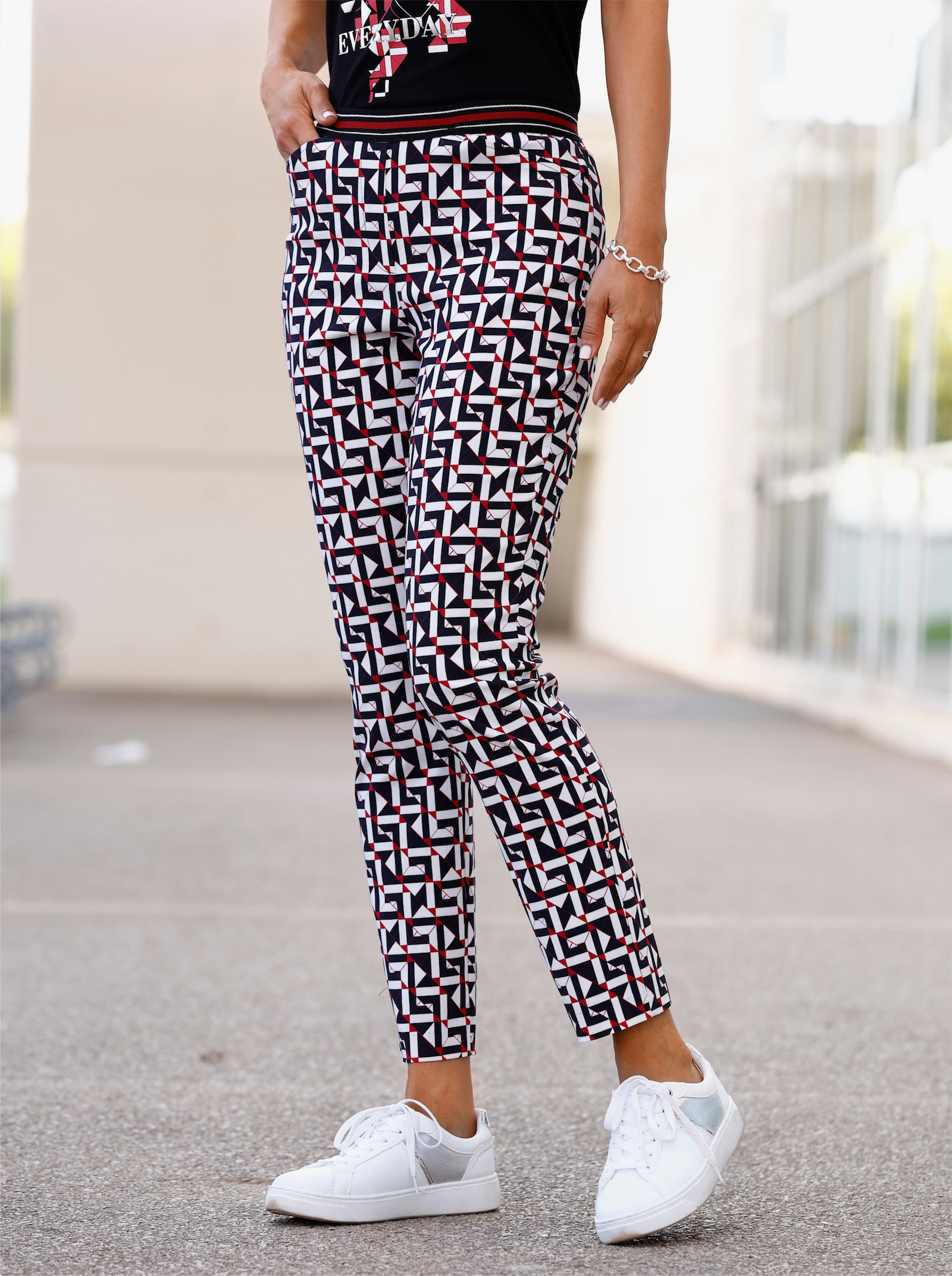 Bengalinhose mit grafischem Druck - schwarz-rot-bedruckt