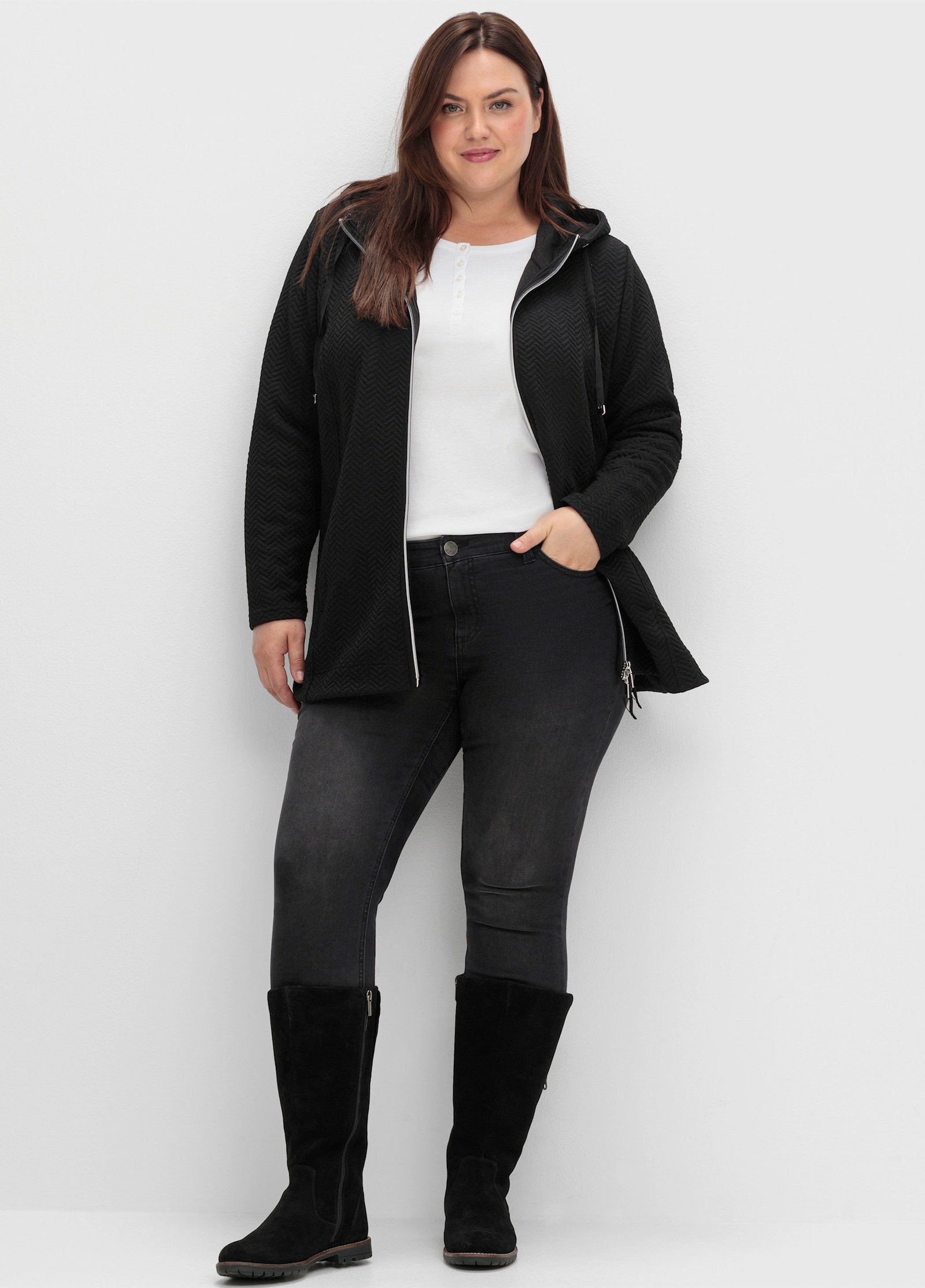 sheego Sweatjacke mit Steppung, leicht wattiert - schwarz