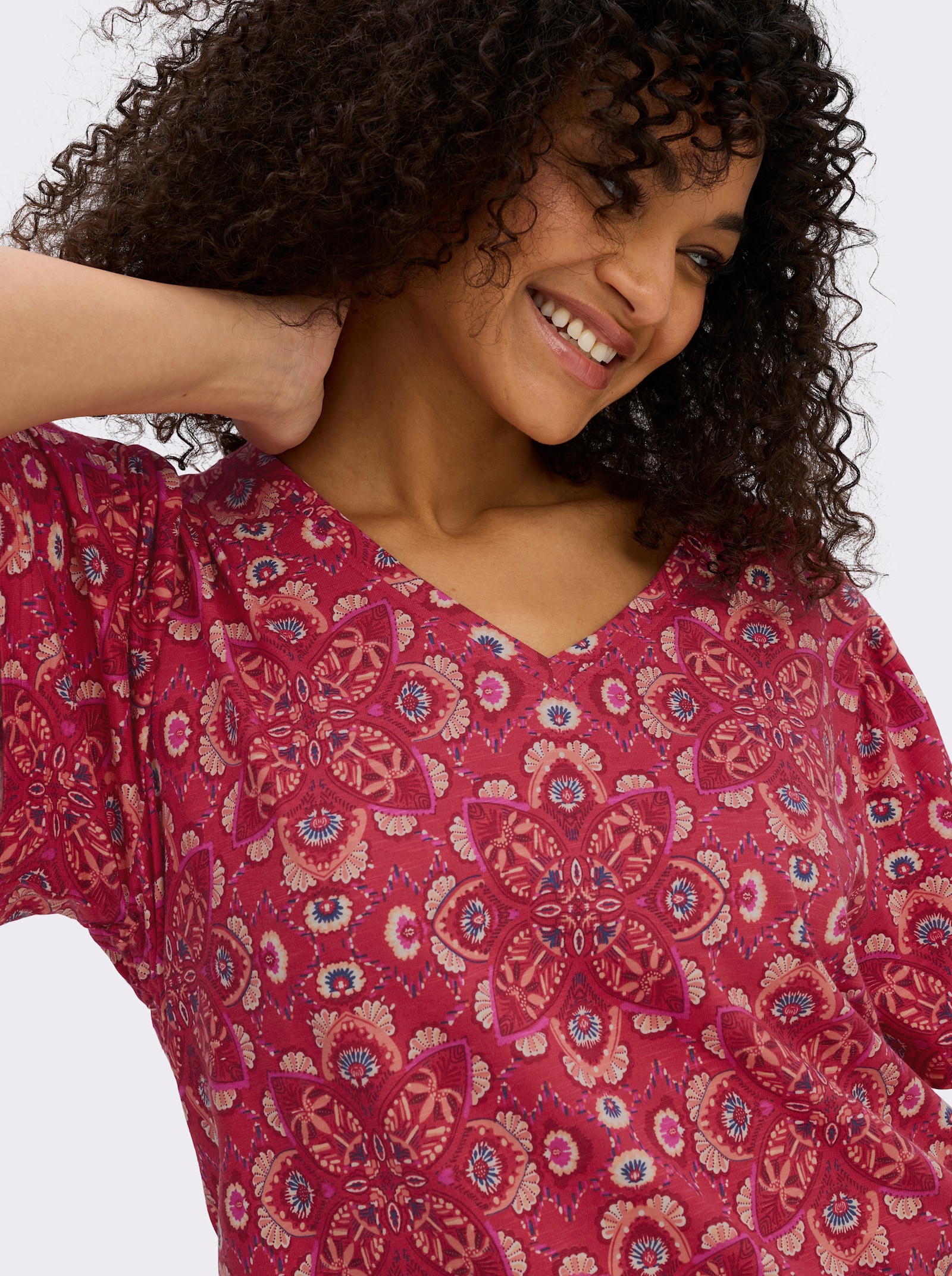 sheego by Joe Browns T-shirt met rimpeling opzij - rood/koraal gedessineerd