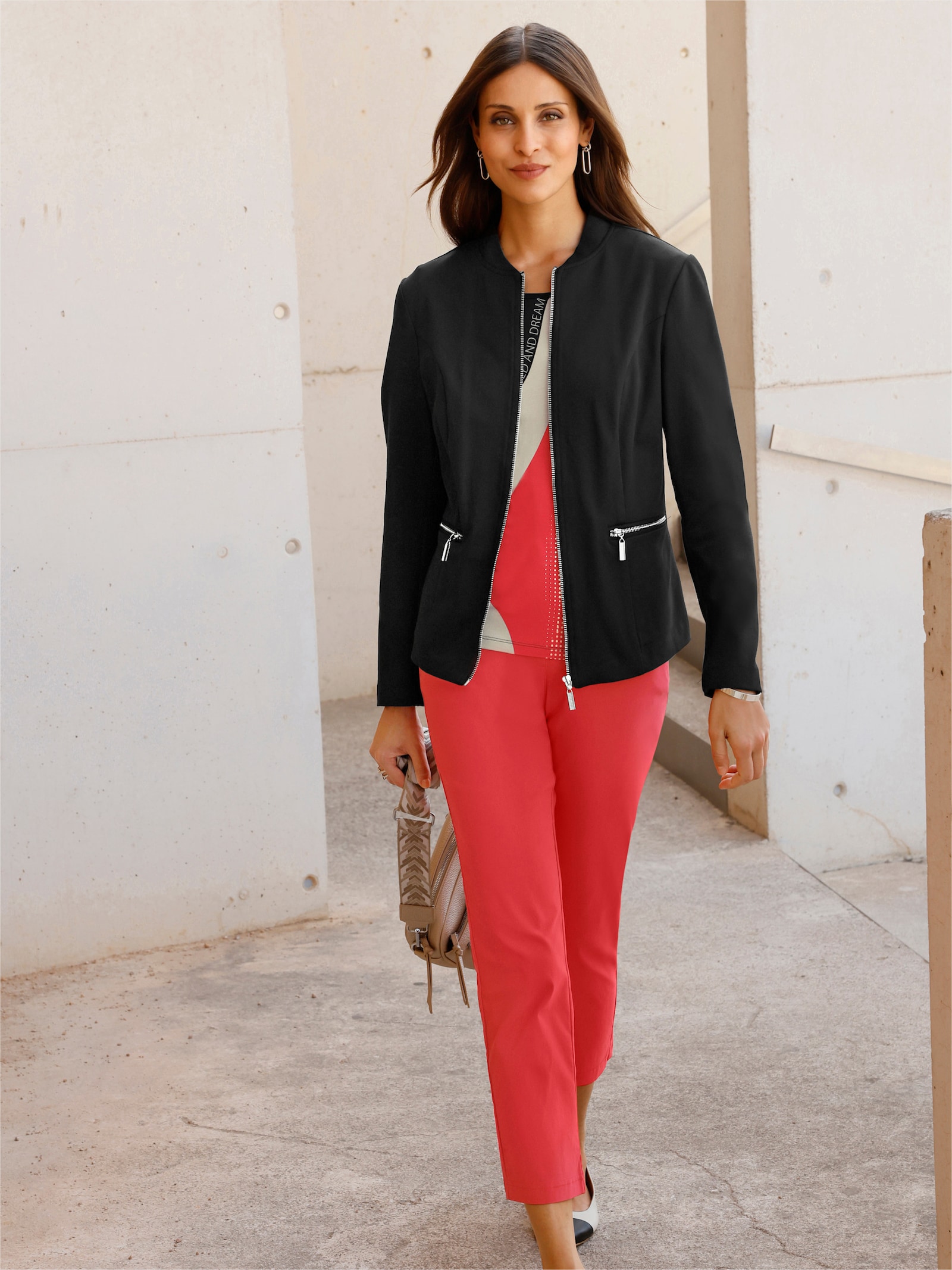 Kurzarmshirt mit einfarbigem Rückenteil - erdbeere-schwarz-bedruckt