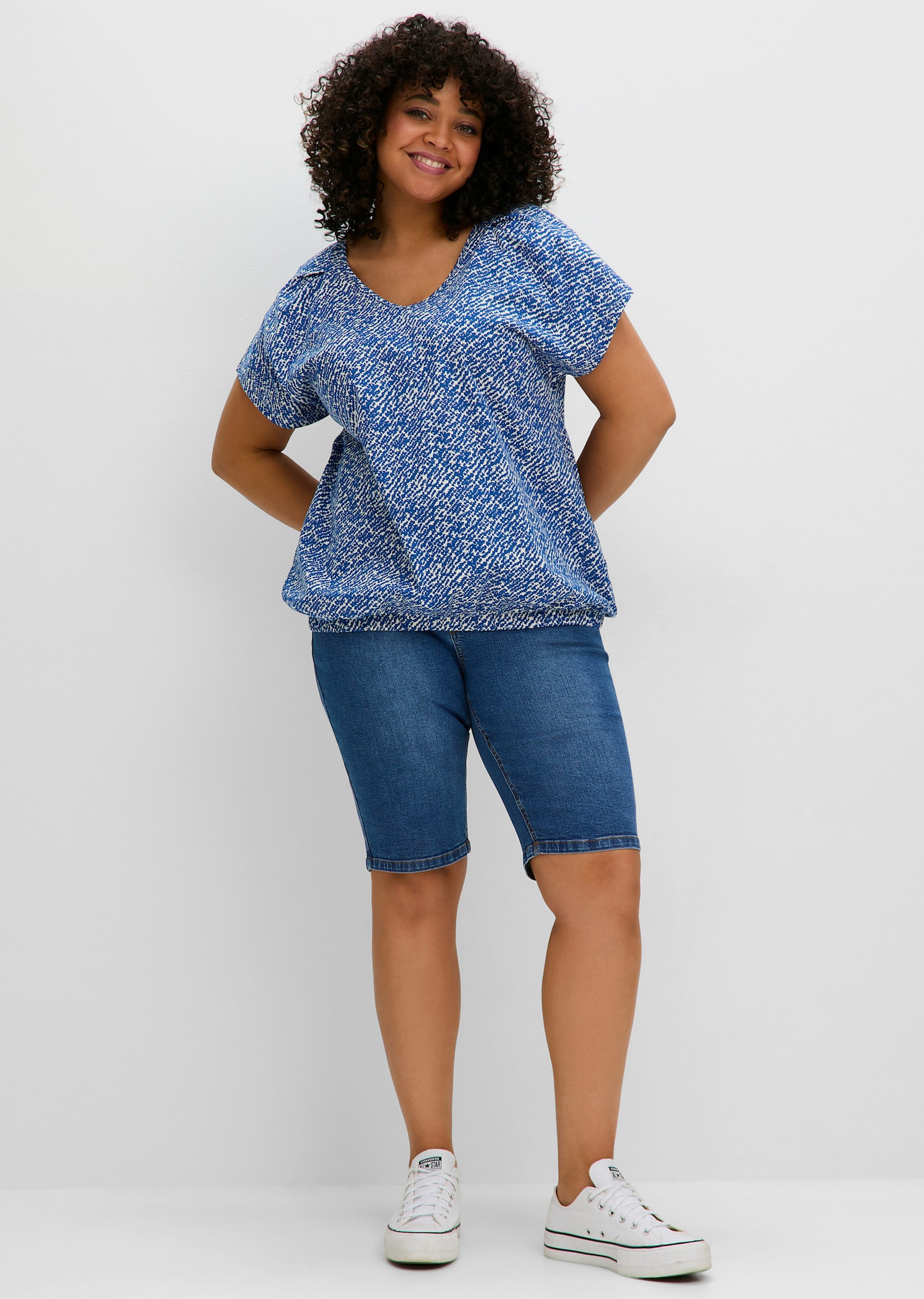 sheego V-Shirt mit geschlitzten Ärmeln - blaubeere-gemustert