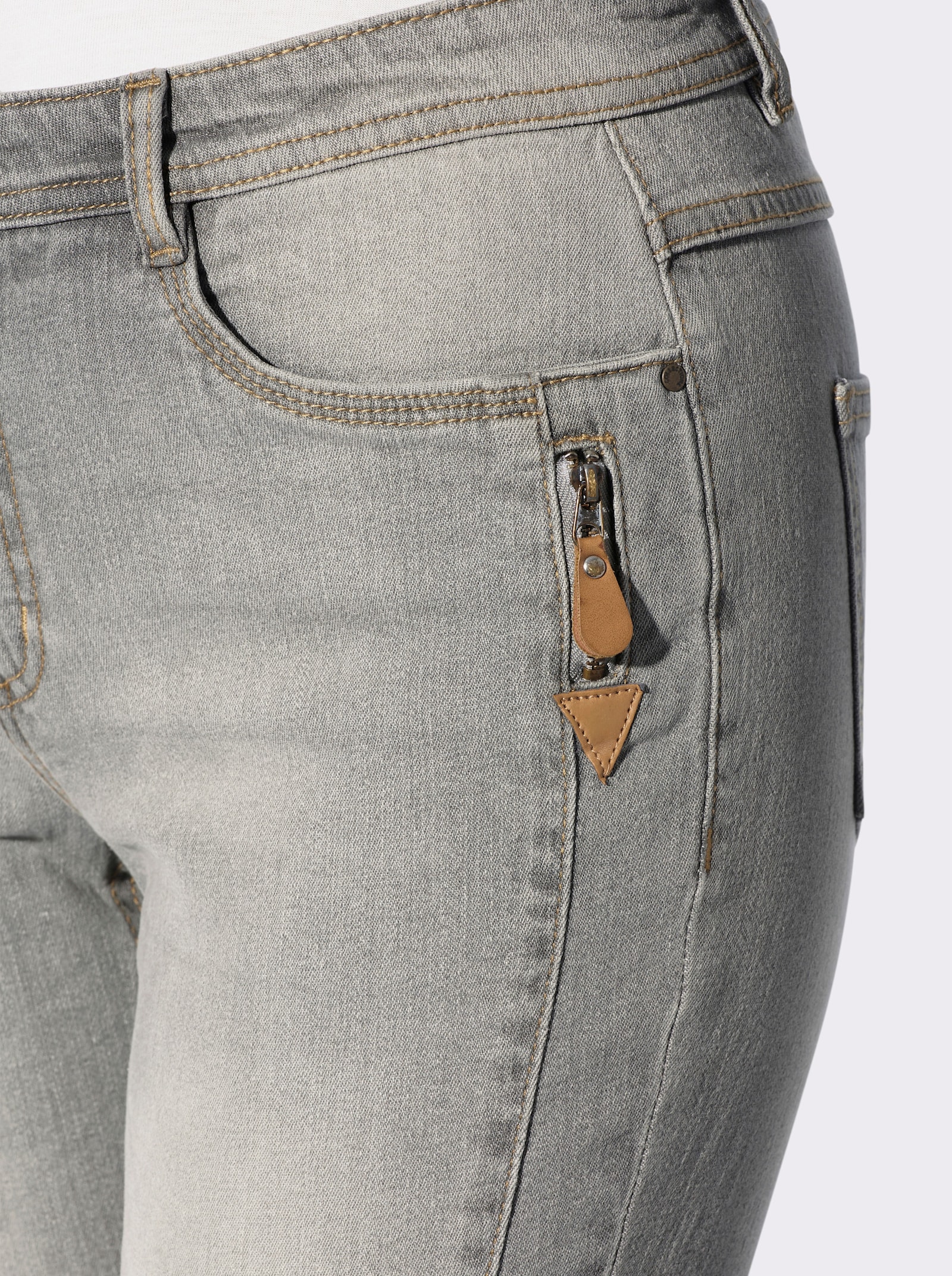 Jeans in modischer Waschung - light grey-denim