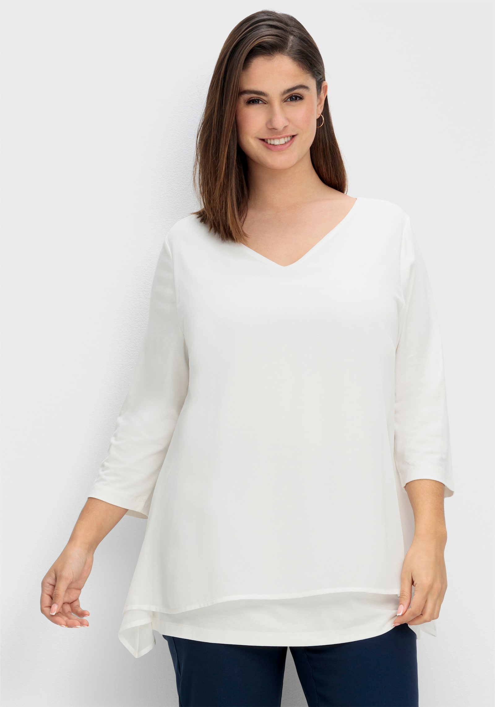 sheego Blusenshirt mit Zipfelsaum - offwhite