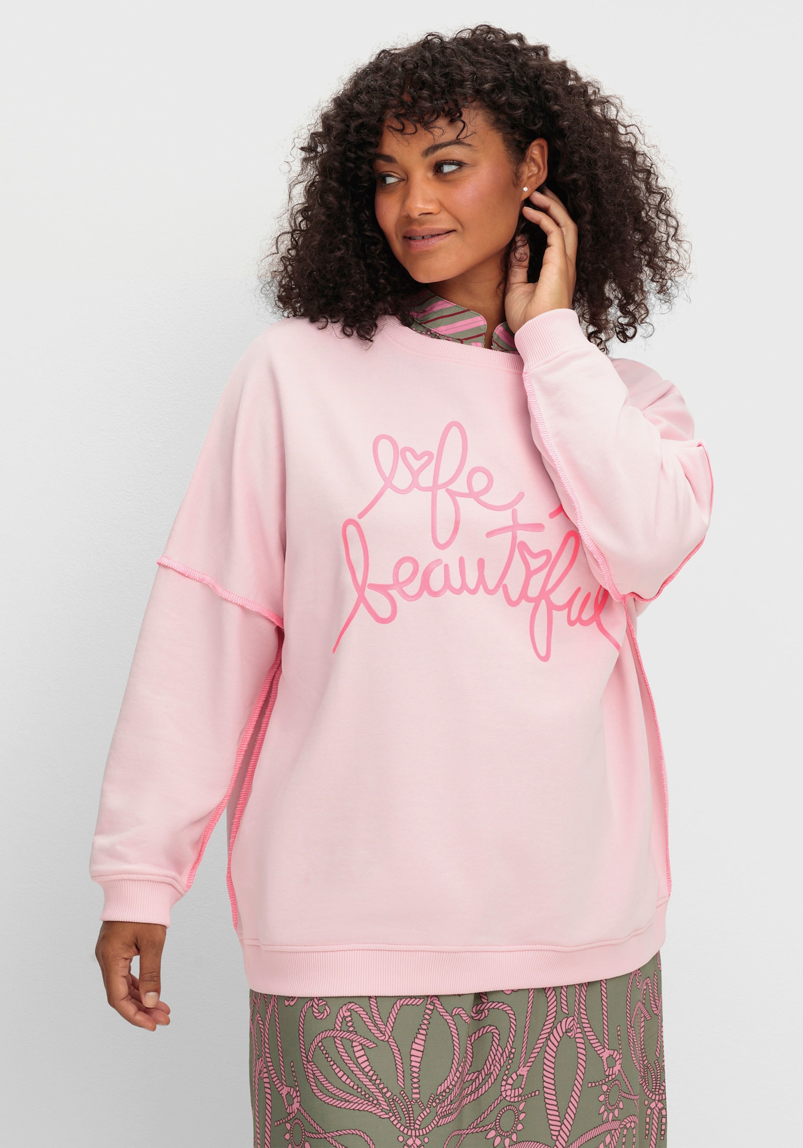 sheego loves miss goodlife Sweatshirt mit Frontprint und Rundhalsausschnitt - pastellflieder-bedruckt