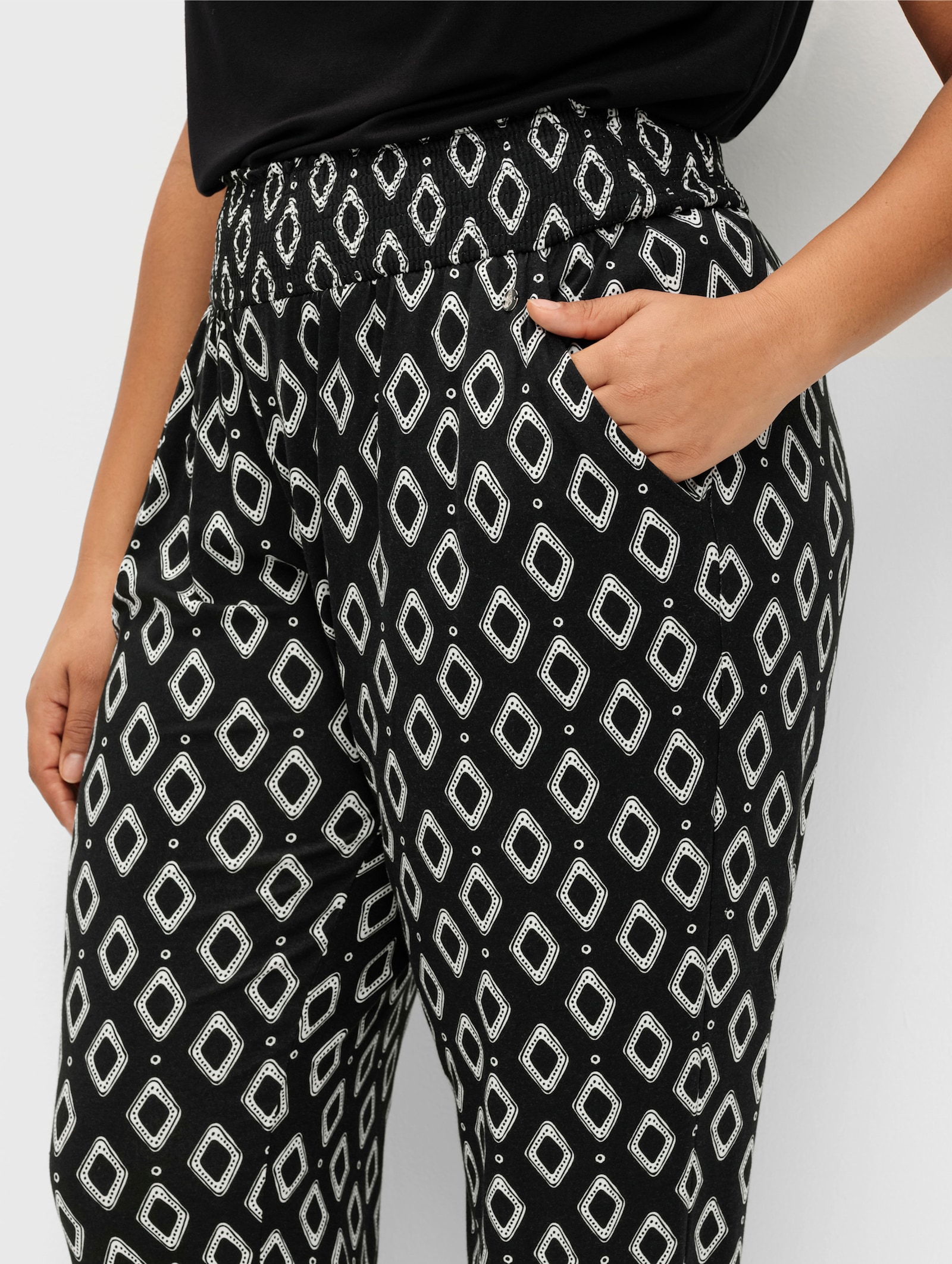 sheego Jogpants met print rondom - zwart gedessineerd