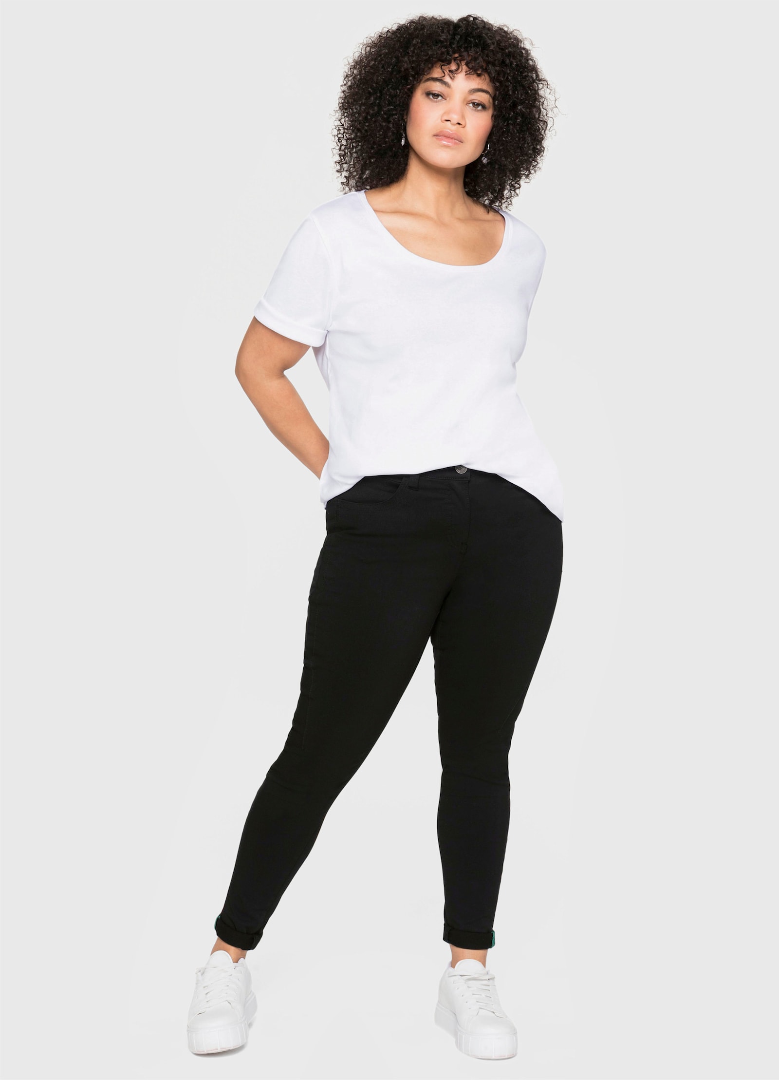 sheego T-Shirt mit tiefem Rundhalsausschnitt - weiss