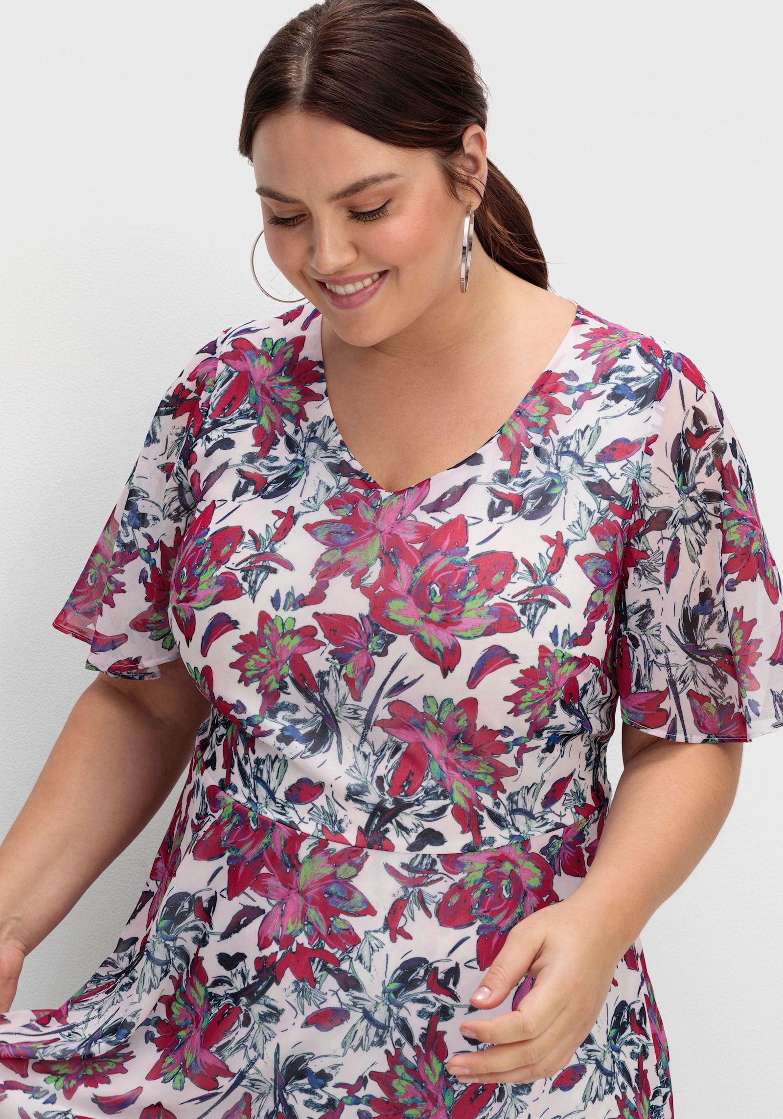 sheego Chiffonkleid mit Blumenprint - beere-gemustert