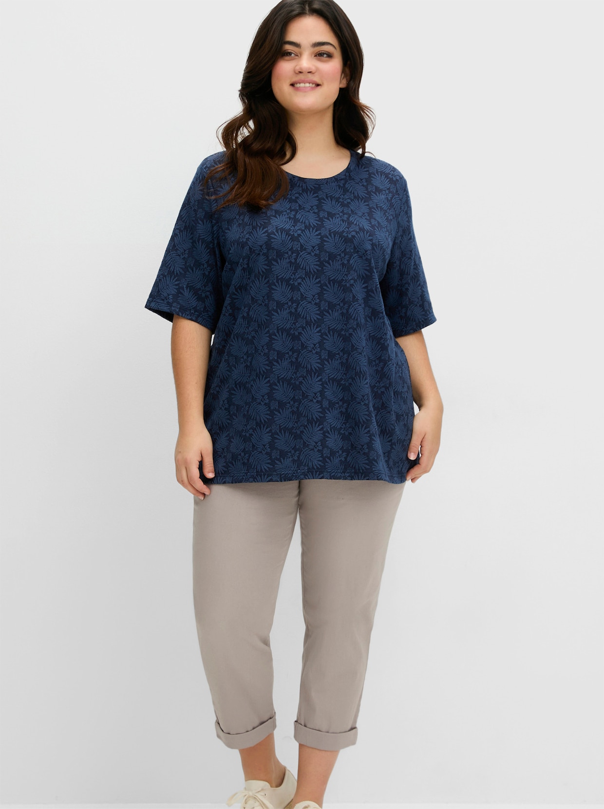 sheego Rundhalsshirt mit tonigem Jacquardmuster - tiefblau