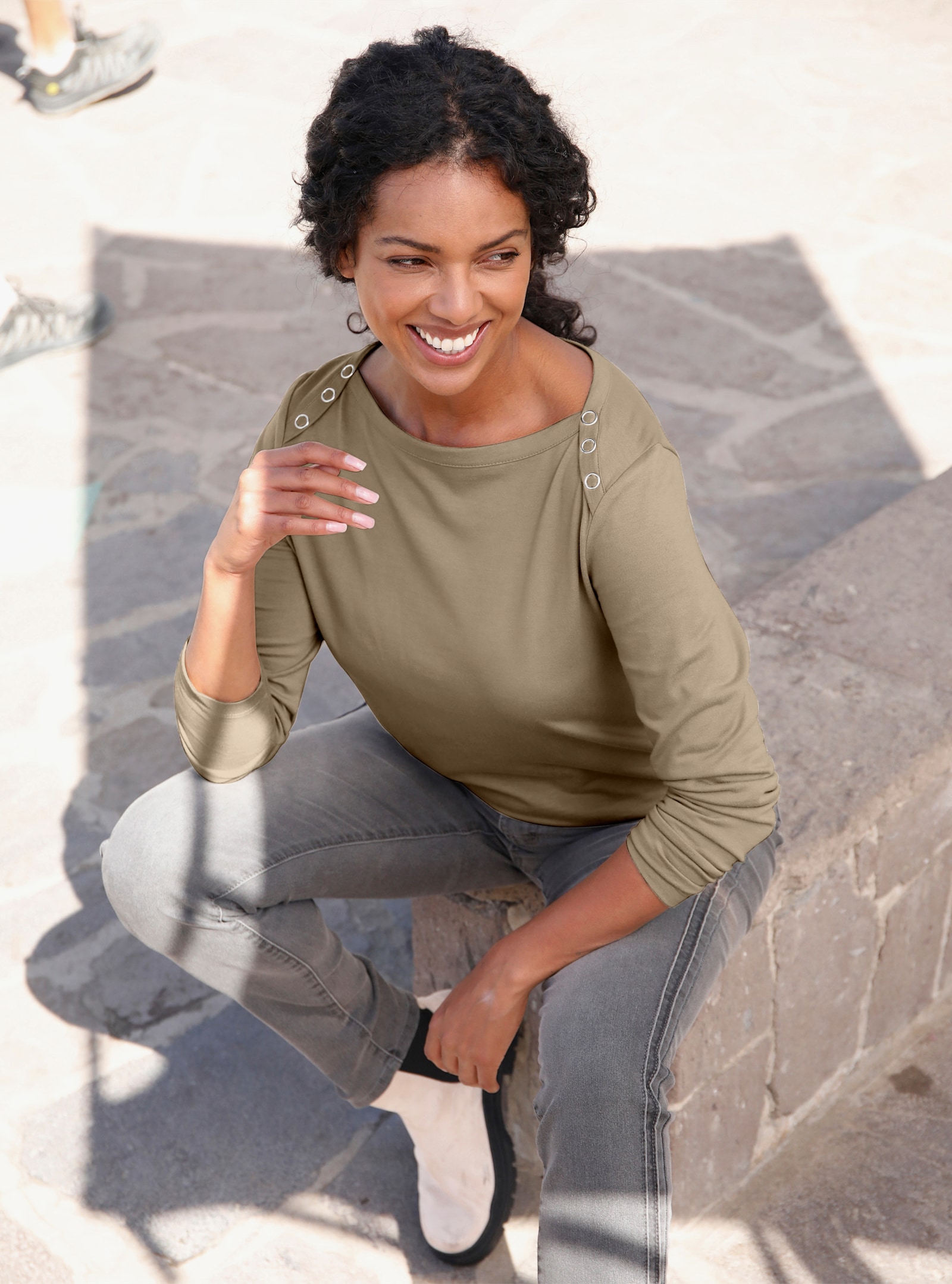 Langarmshirt mit Zierknöpfen - sesam